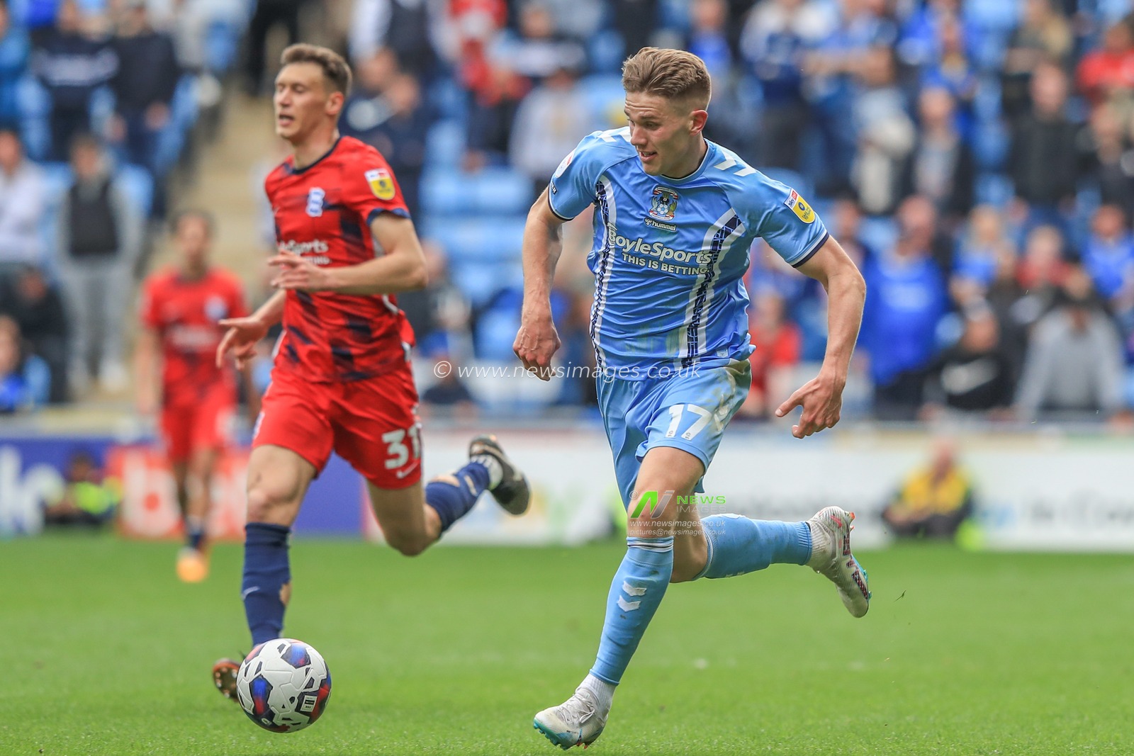 Viktor GyÃ¶keres #17 of Coventry City breaks with the ball during the Sky Bet Championship match Coventry City vs Birmingham City at Coventry Building Society Arena, Coventry, United Kingdom, 29th April 2023

(Photo by Alfie Cosgrove/News Images)