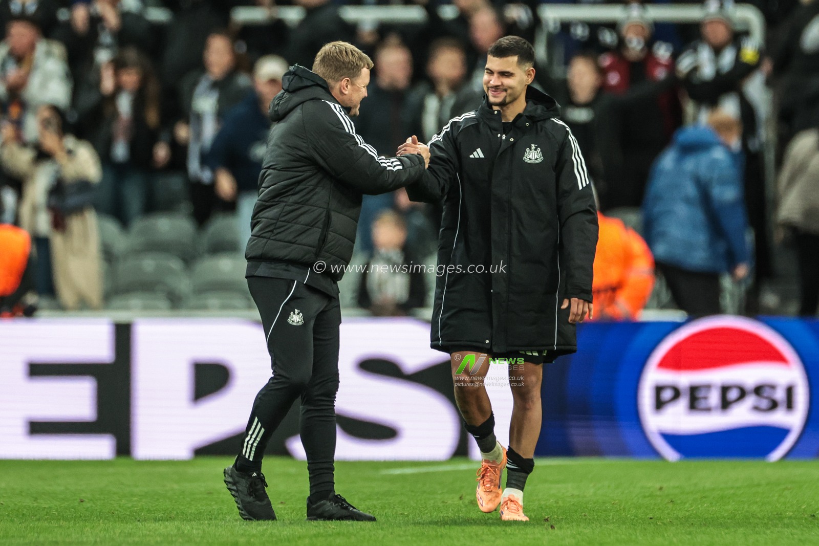 Eddie Howe manager of Newcastle United shakes hands with Bruno Guimarães of Newcastle United after the game during the UEFA Champions League Matchday 3 of 8 Newcastle United vs Benfica at St. James's Park, Newcastle, United Kingdom, 21st October 2025

(Photo by Mark Cosgrove/News Images)