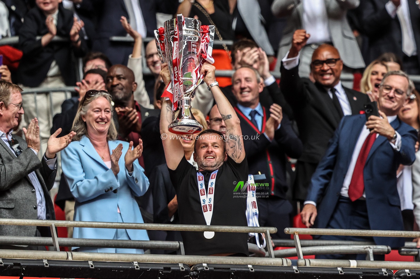 Nathan Jones manager of Charlton Athletic lifts the Championship Playoff trophy after his team win 1-0 during the Sky Bet League 1 Playoff Final match Charlton Athletic vs Leyton Orient at Wembley Stadium, London, United Kingdom, 25th May 2025

(Photo by Alfie Cosgrove/News Images)