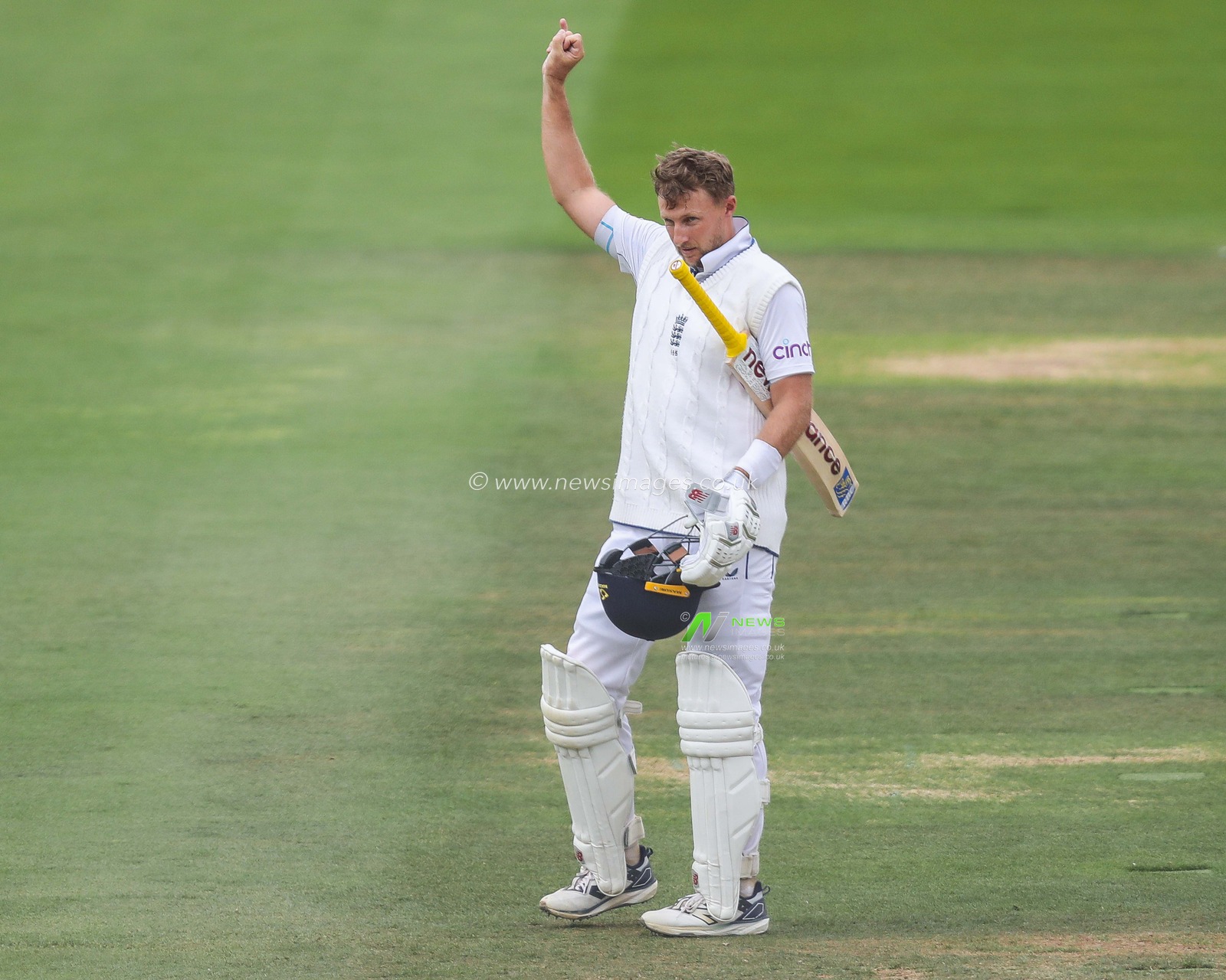 Joe Root of England celebrates his 34th century during England v Sri Lanka 2nd Rothesay Test Match Day 3 at Lords, London, United Kingdom, 31st August 2024

(Photo by Izzy Poles/News Images)