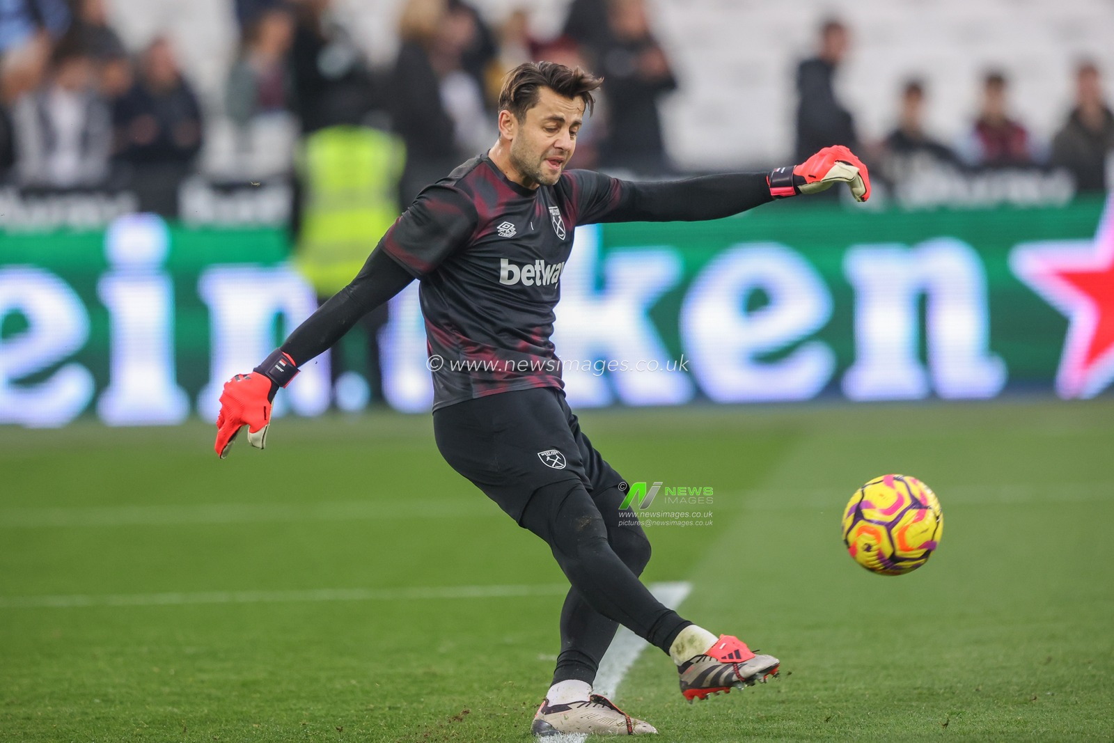 Åukasz FabiaÅ„ski of West Ham in the pregame warmup session during the Premier League match West Ham United vs Everton at London Stadium, London, United Kingdom, 9th November 2024

(Photo by Alfie Cosgrove/News Images)