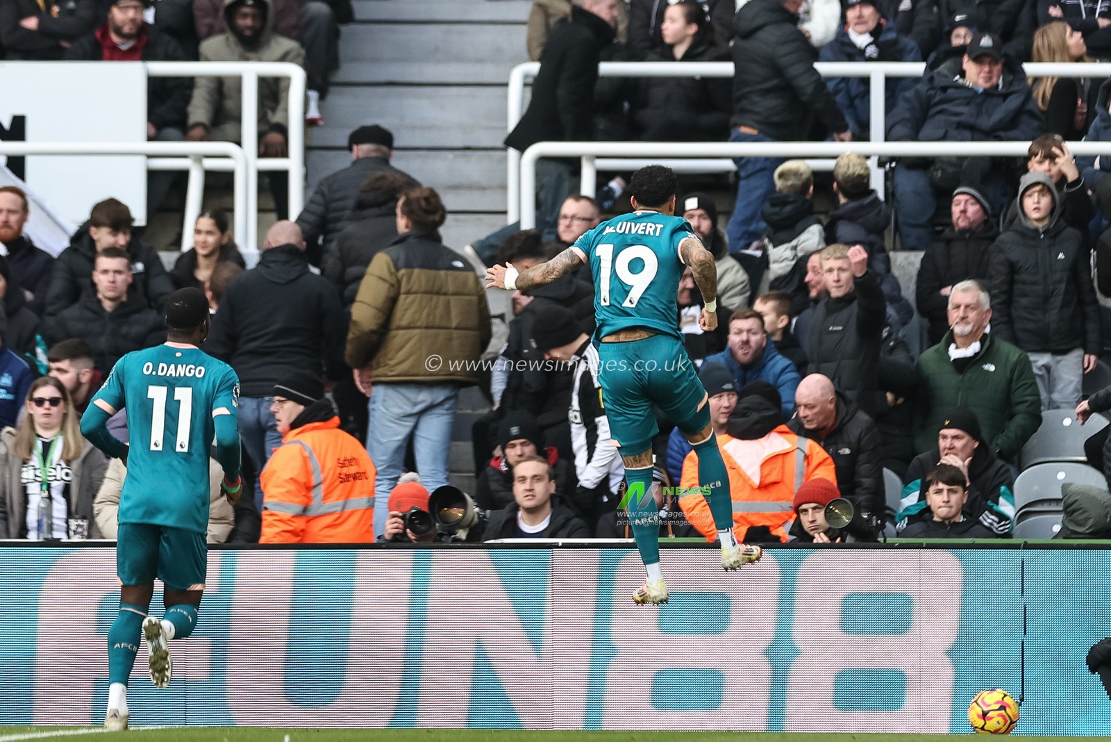 Justin Kluivert of Bournemouth celebrates his goal to make it 1-3 cduring the Premier League match Newcastle United vs Bournemouth at St. James's Park, Newcastle, United Kingdom, 18th January 2025

(Photo by Mark Cosgrove/News Images)
