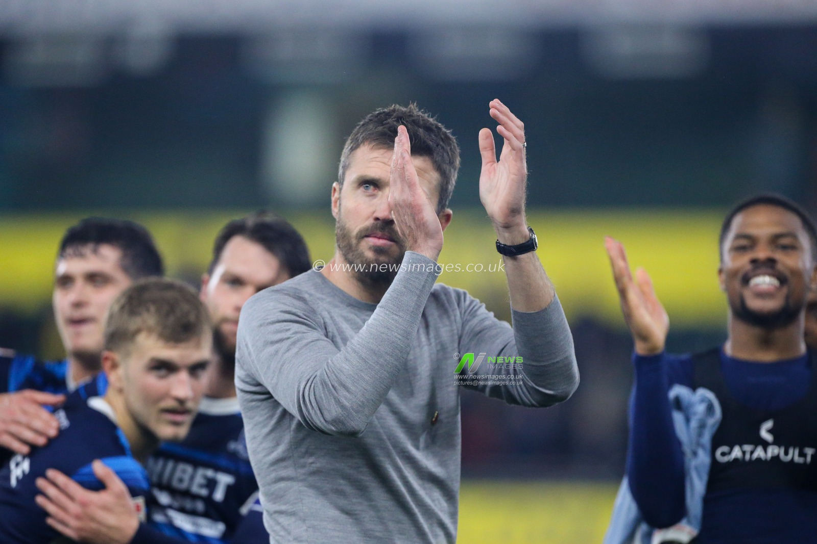 Michael Carrick Manager of Middlesbrough acknowledges the fans at the final whistle during the Sky Bet Championship match Norwich City vs Middlesbrough at Carrow Road, Norwich, United Kingdom, 12th November 2022

(Photo by Arron Gent/News Images)