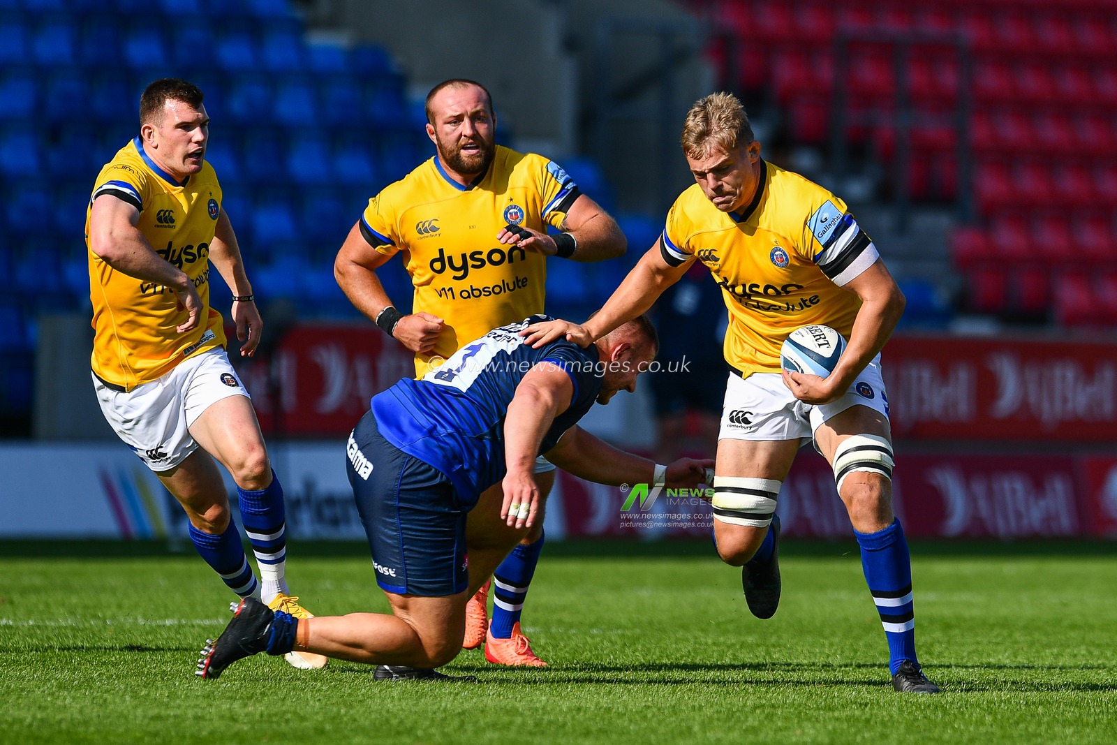 Tom Ellis of Bath evades the tackle of WillGriff John of Sale Sharks
