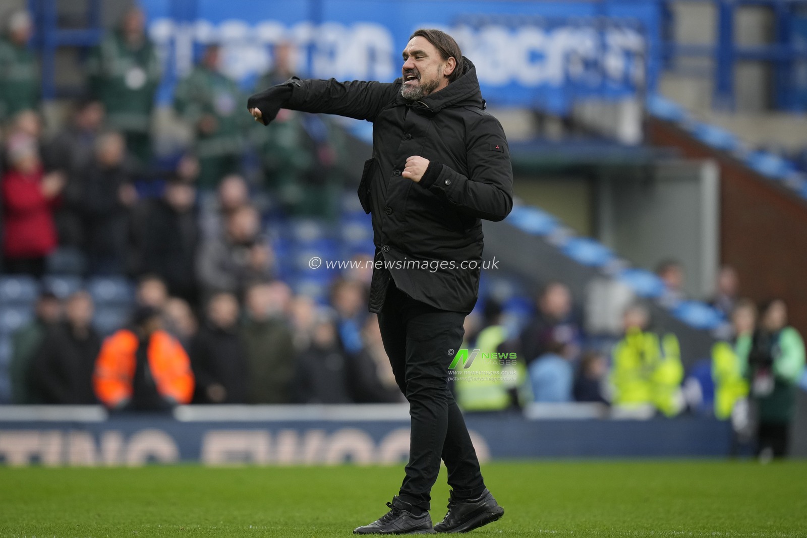 Daniel Farke manager of Leeds United salutes the fans after the Sky Bet Championship match Blackburn Rovers vs Leeds United at Ewood Park, Blackburn, United Kingdom, 9th December 2023

(Photo by Steve Flynn/News Images)