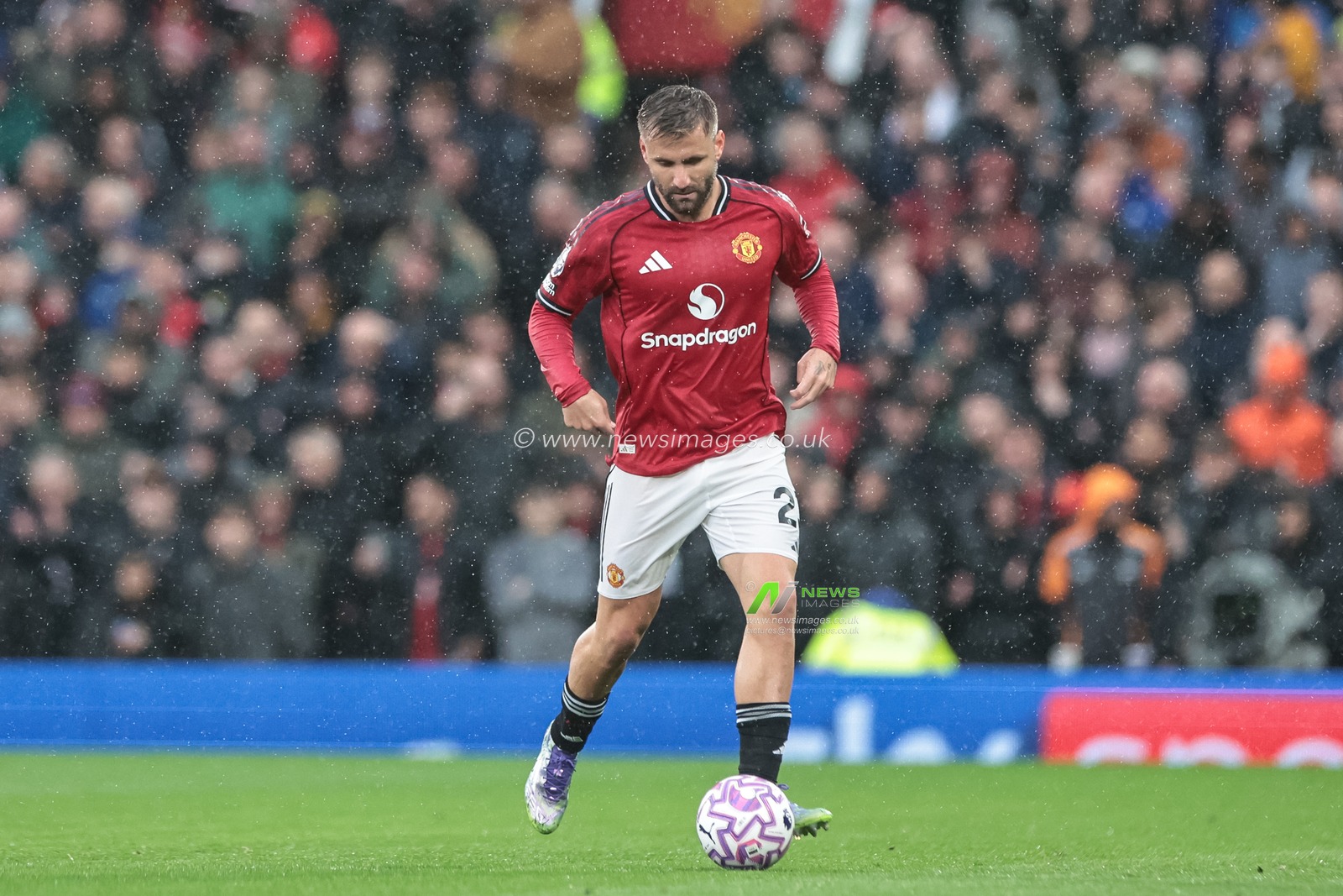 Luke Shaw of Manchester United breaks with the ball during the Premier League match Manchester United vs Chelsea at Old Trafford, Manchester, United Kingdom, 20th September 2025

(Photo by Mark Cosgrove/News Images)