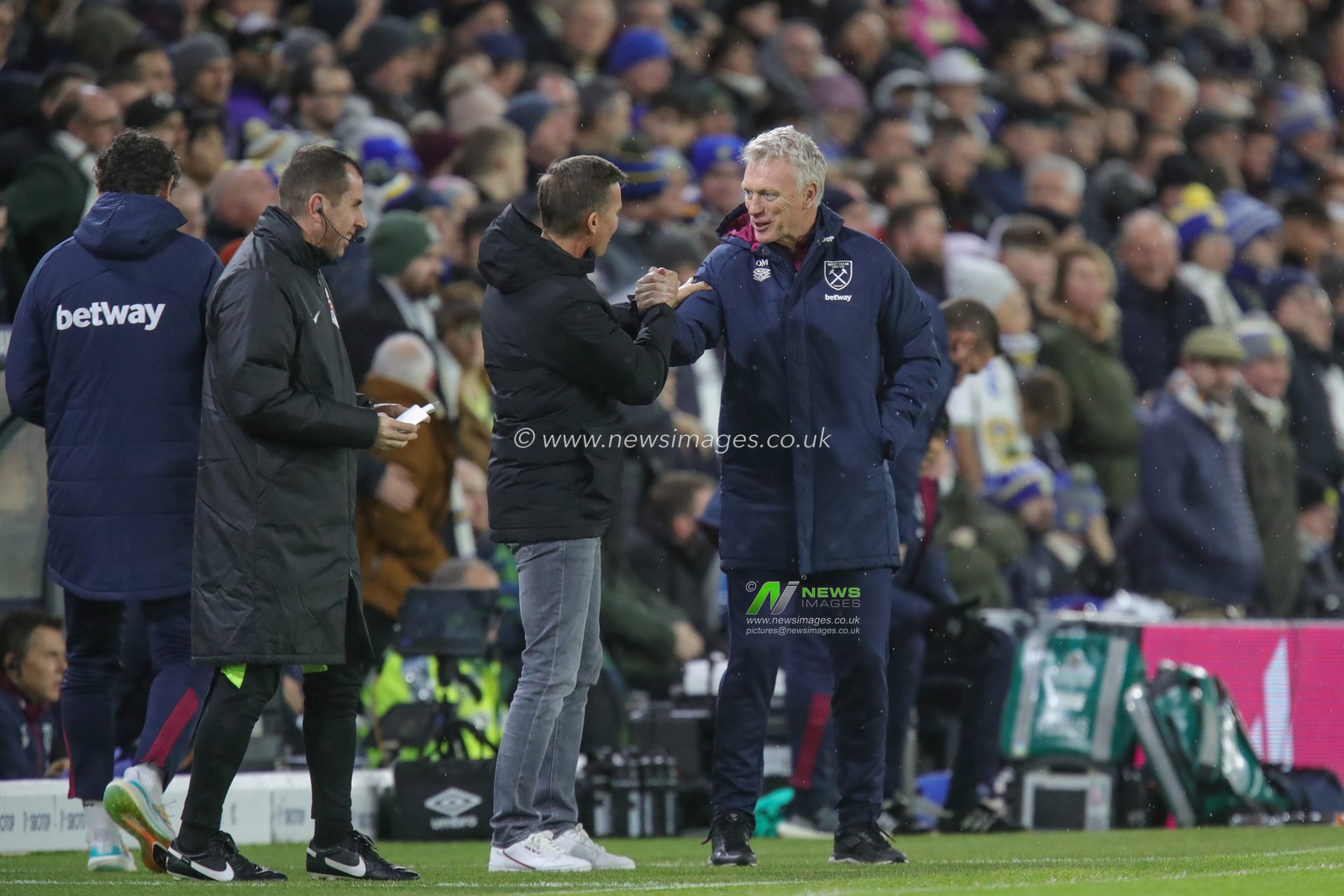 Jesse Marsch manager of Leeds United and David Moyes manager of West Ham United shake hands ahead of the Premier League match Leeds United vs West Ham United at Elland Road, Leeds, United Kingdom, 4th January 2023

(Photo by James Heaton/News Images)