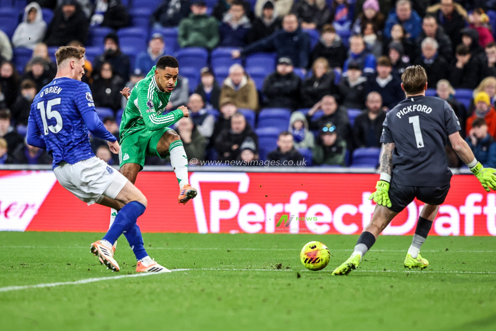 Jacob Ramsey of Newcastle United has his shot blocked by Everton goalkeeper Jordan Pickford during the Premier League match Everton vs Newcastle United at Hill Dickinson Stadium, Liverpool, United Kingdom, 29th November 2025

(Photo by Alfie Cosgrove/News Images)

*** GER AUT SUI OUT ***