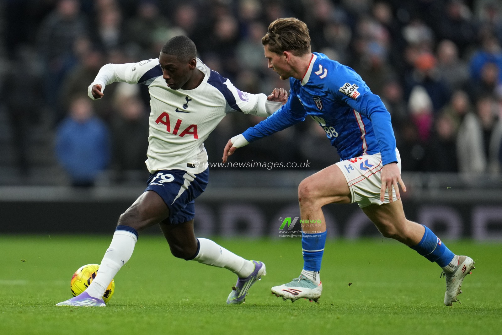 Randal Kolo Muani of Tottenham Hotspur on the ball under pressure during the Premier League match Tottenham Hotspur vs Sunderland at Tottenham Hotspur Stadium, London, United Kingdom, 4th January 2026

(Photo by Harvey Murphy/News Images)

*** GER AUT SUI OUT ***