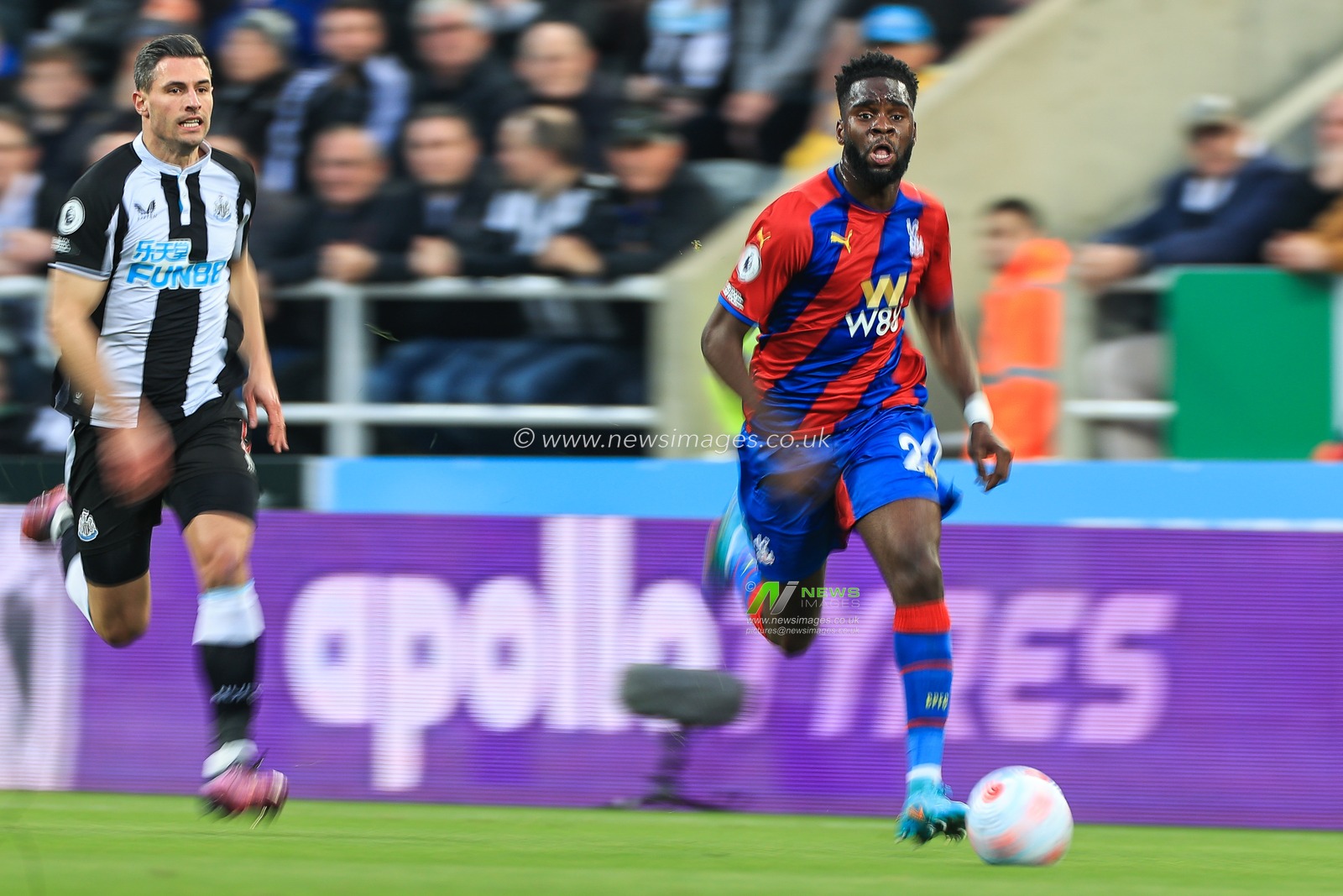 Odsonne Edouard #22 of Crystal Palace makes a break with the ball
