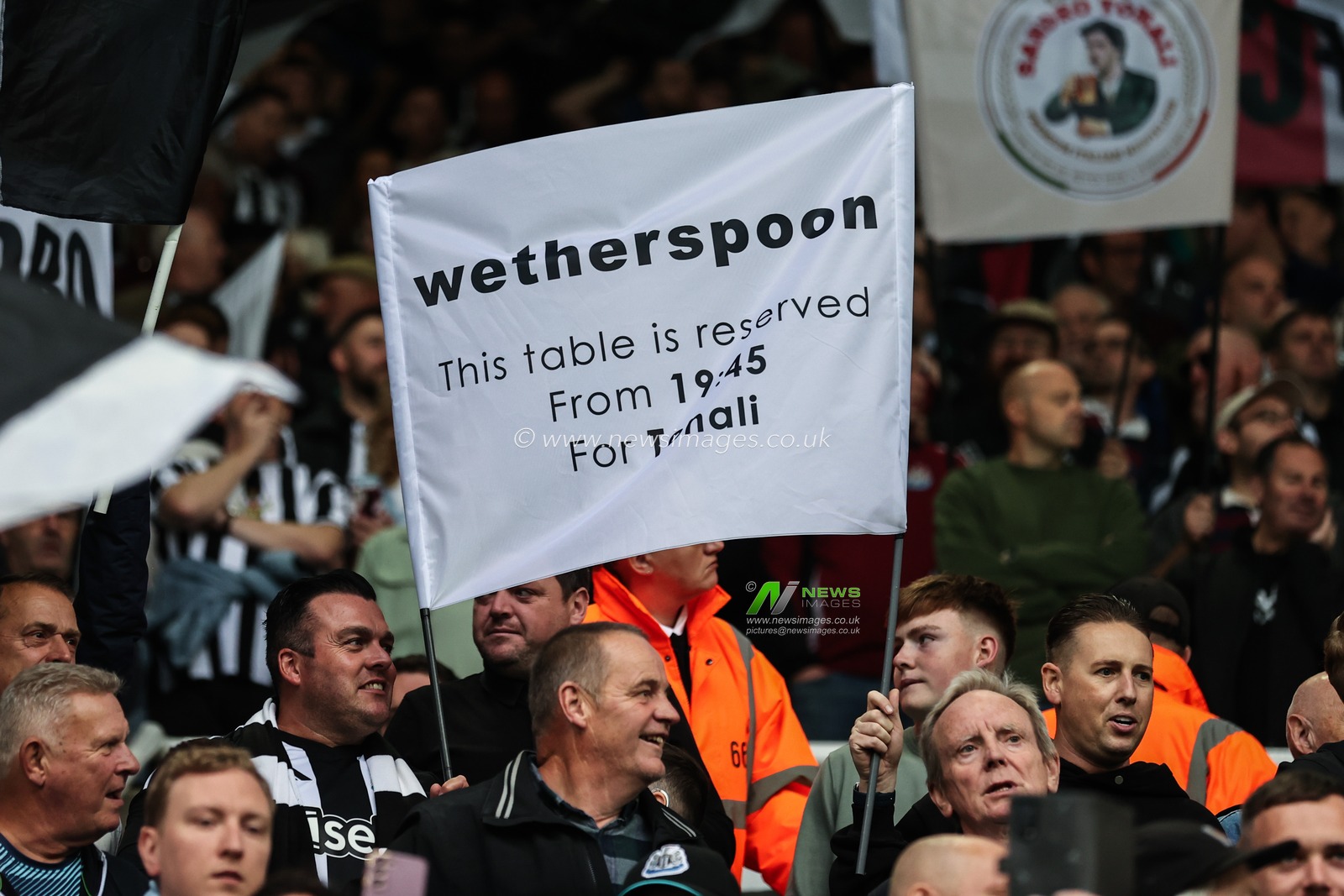 Newcastle fans during the Premier League match Newcastle United vs Tottenham Hotspur at St. James's Park, Newcastle, United Kingdom, 1st September 2024

(Photo by Mark Cosgrove/News Images)