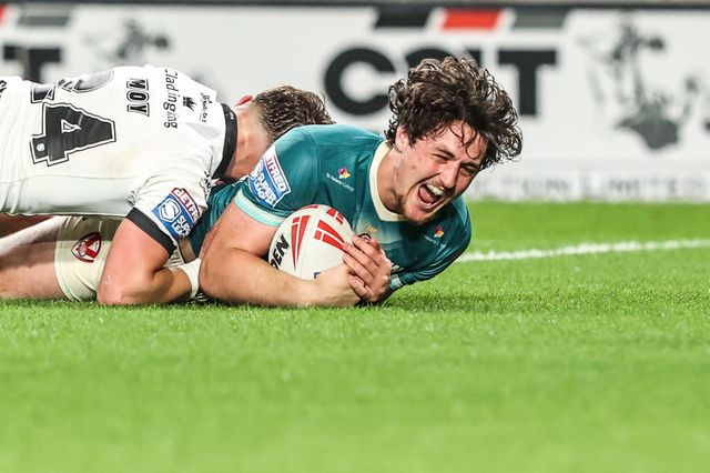 Jake Davies of St Helens goes over for a try during the Betfred Super League round 8 match Hull FC vs St Helens at MKM Stadium, Hull, United Kingdom on 16 April 2026

(Photo by Alfie Cosgrove/News Images)