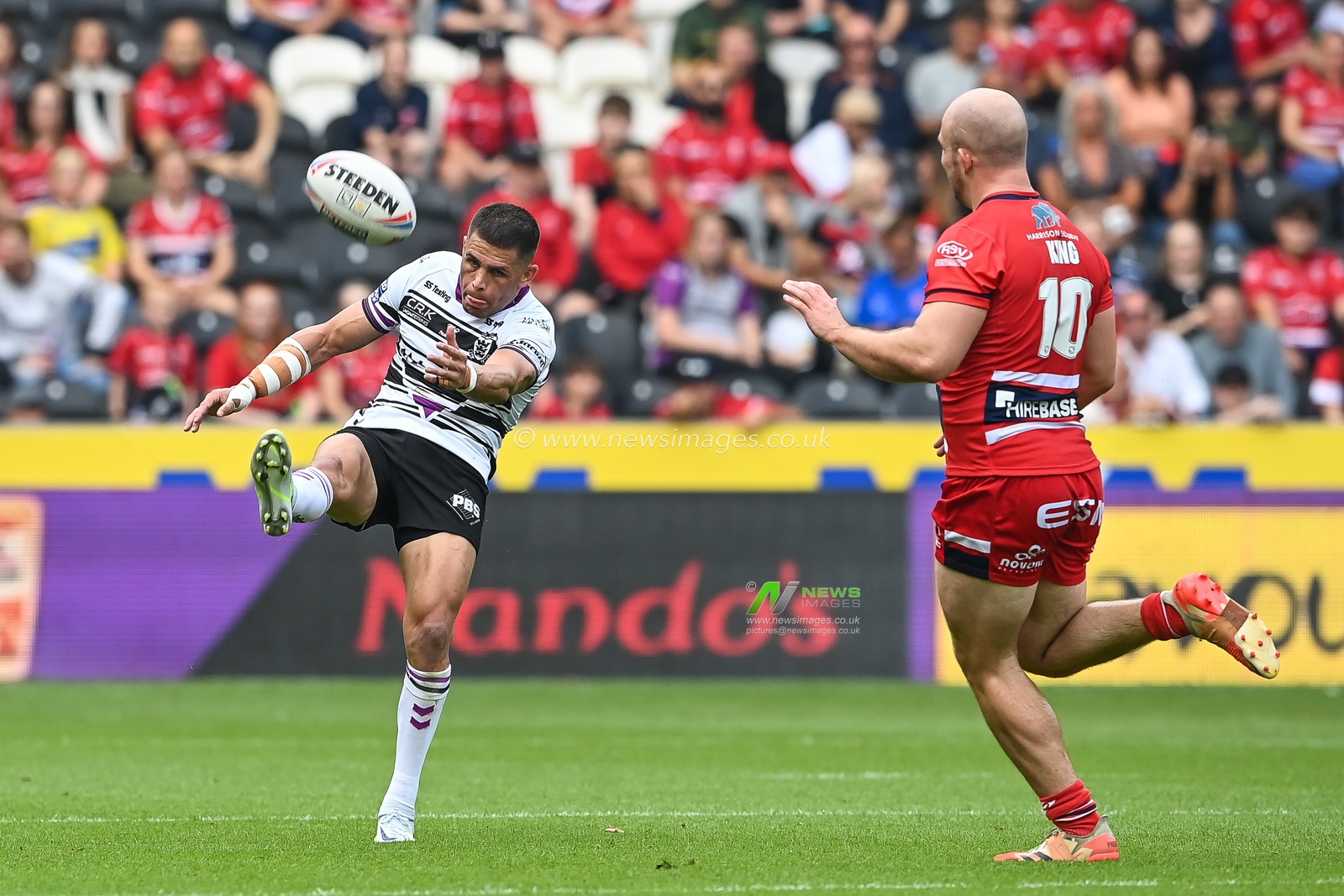 Will Smith #40 of Hull FC kicks ahead during the Betfred Super League match Hull FC vs Hull KR at MKM Stadium, Hull, United Kingdom, 3rd September 2022

(Photo by Craig Thomas/News Images)