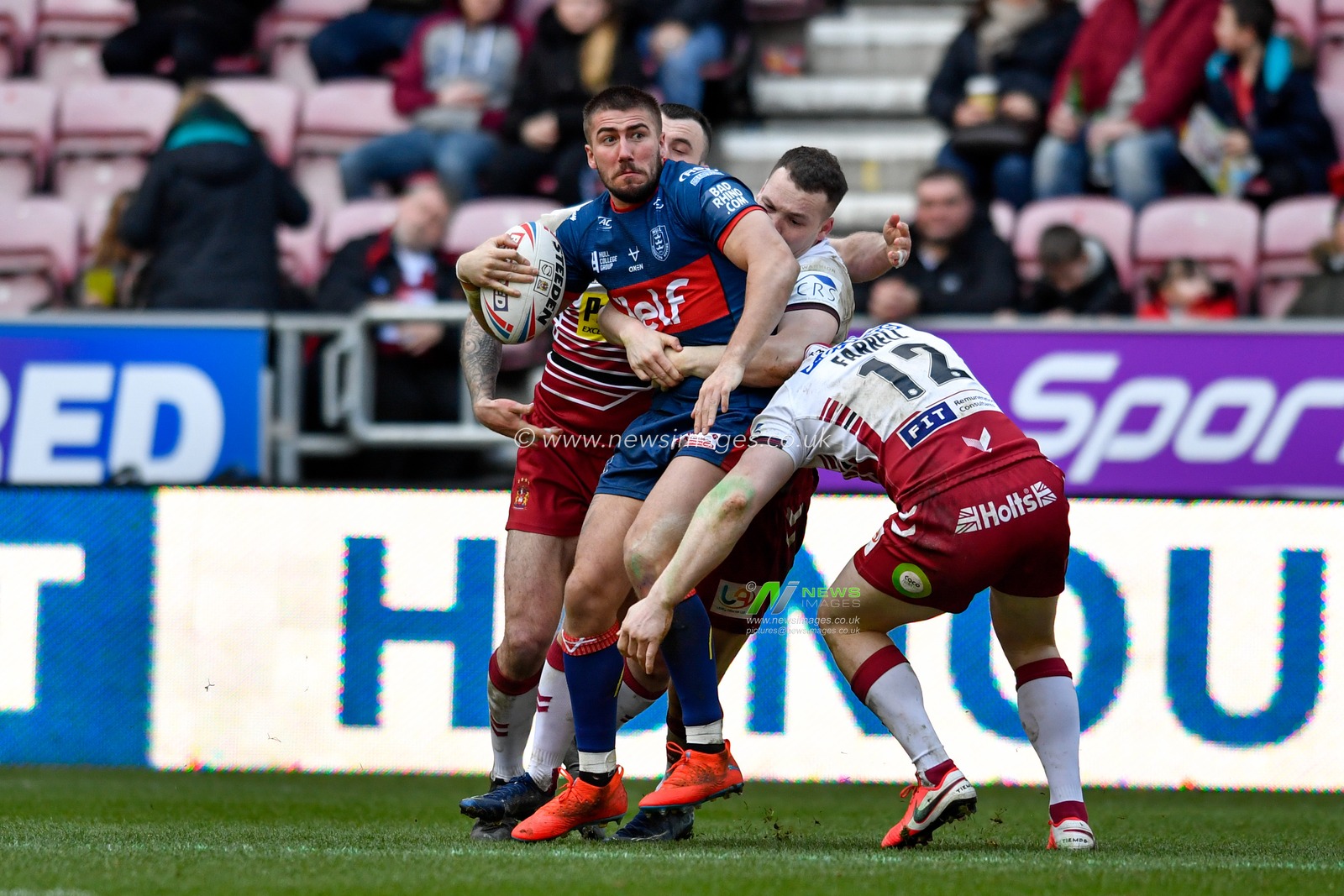 8th March 2020, DW Stadium, Wigan, England; Betfred Super League, Wigan Warriors v Hull KR : Greg Minikin (5) of Hull KR looks for an offload