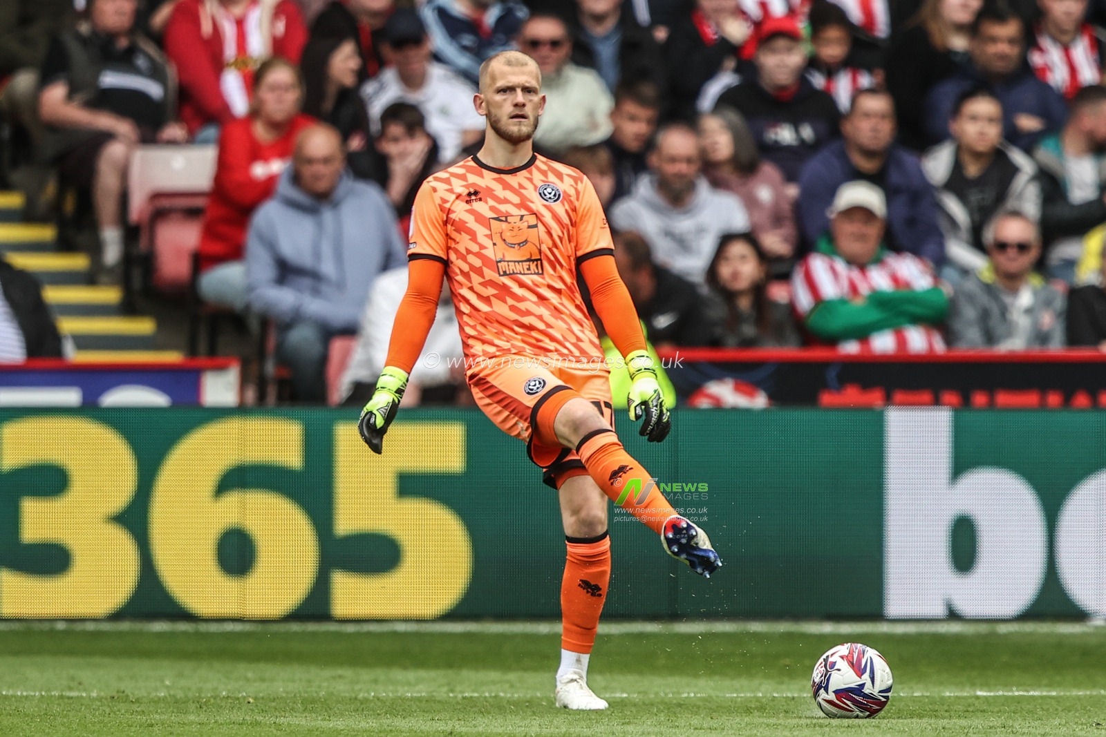 Adam Davies of Sheffield United passes the ball during the Sky Bet Championship match Sheffield United vs Blackburn Rovers at Bramall Lane, Sheffield, United Kingdom, 3rd May 2025

(Photo by Alfie Cosgrove/News Images)