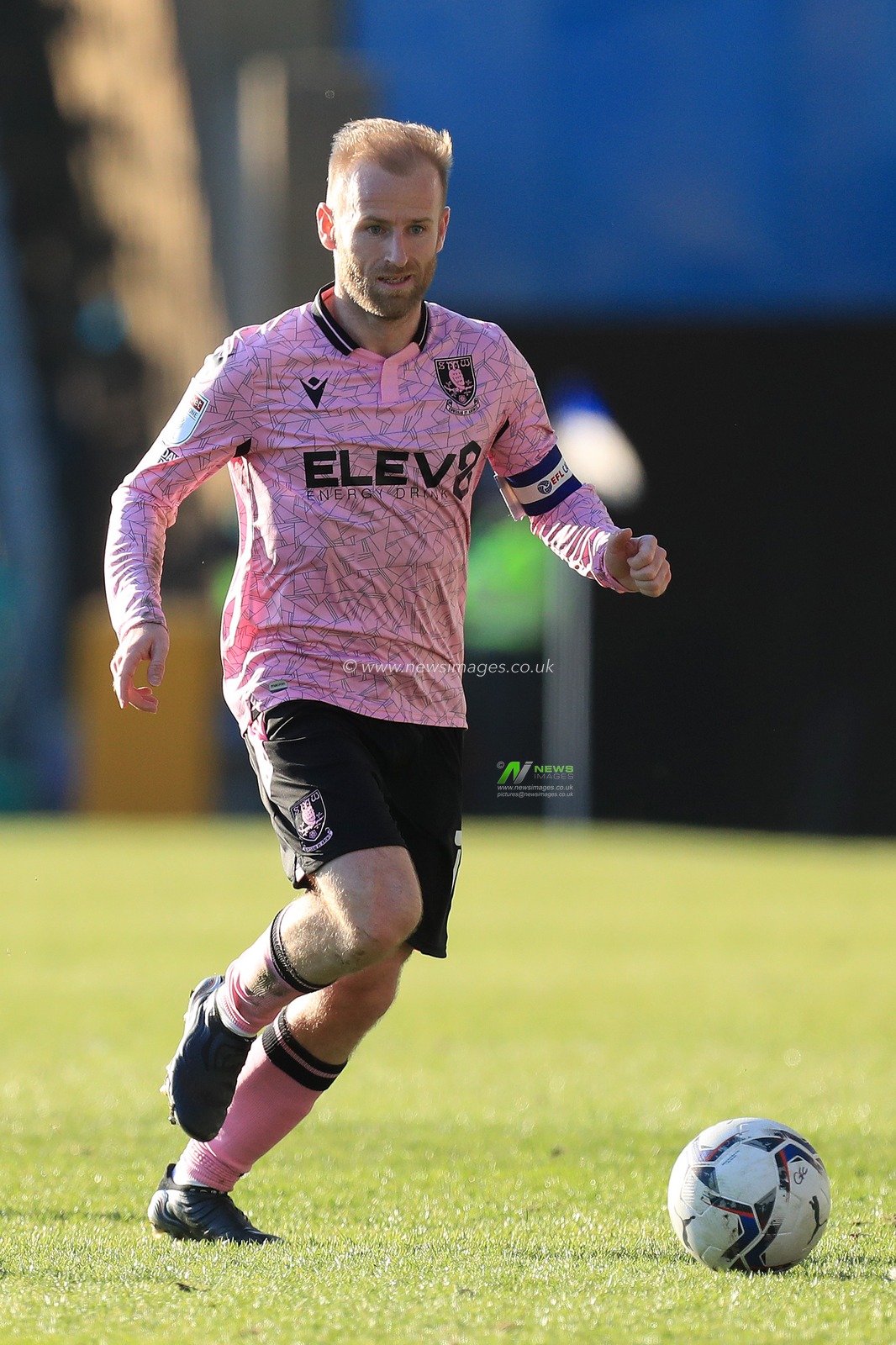 Barry Bannan #10 of Sheffield Wednesday dribbling with the ball.