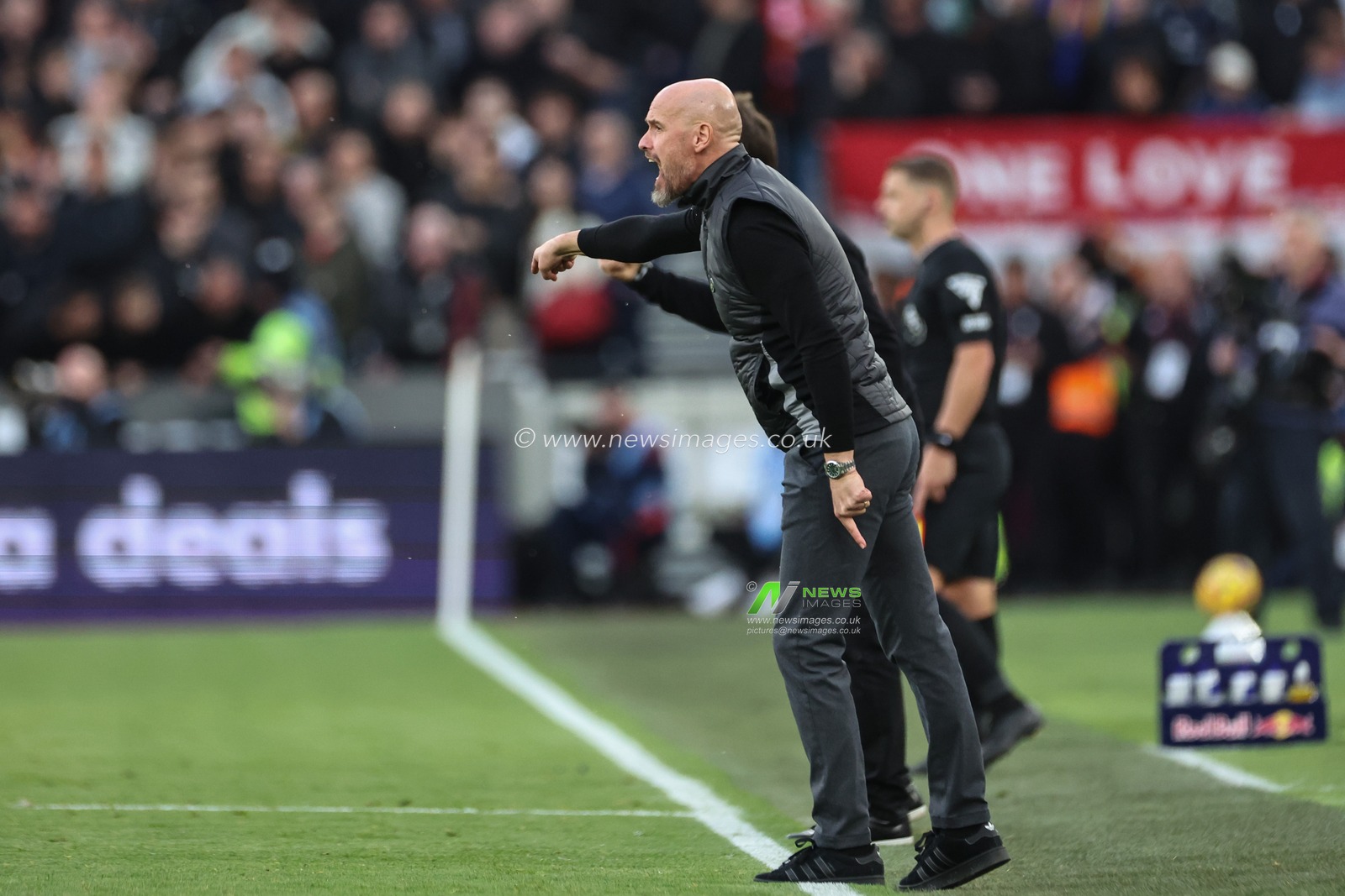 Erik ten Hag manager of Manchester United gives his team instructions during the Premier League match West Ham United vs Manchester United at London Stadium, London, United Kingdom, 27th October 2024

(Photo by Mark Cosgrove/News Images)