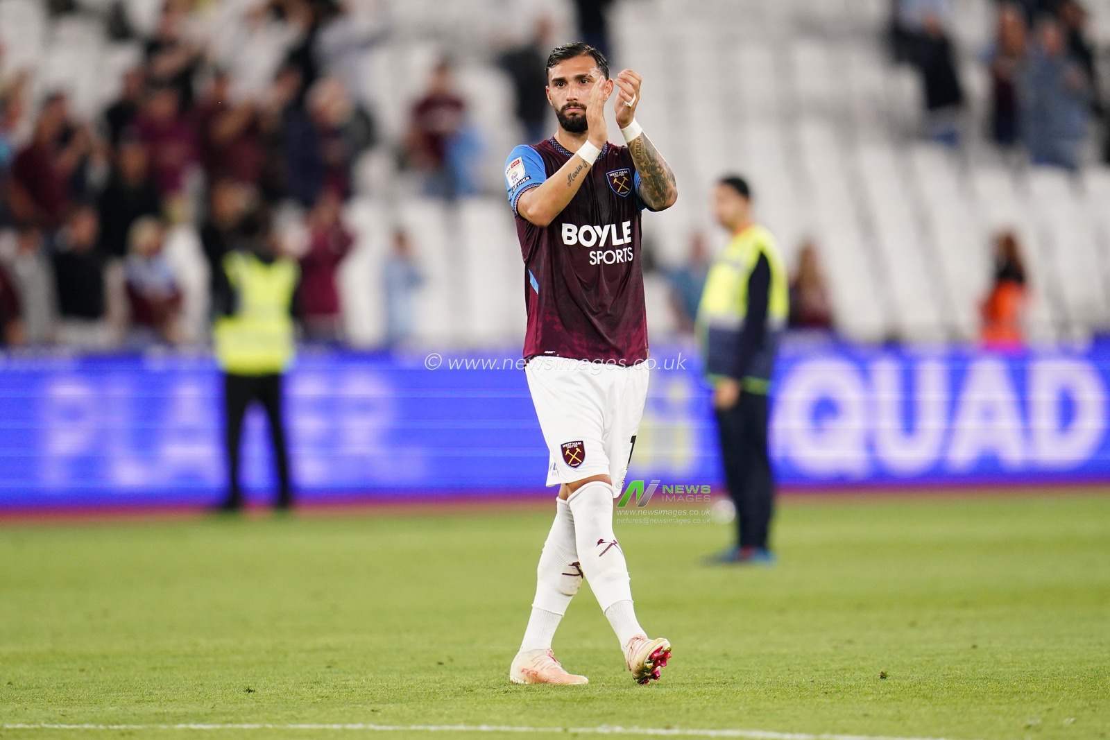 Valentin Castellanos of West Ham United applauds home support at full time during the Sky Bet Championship match West Ham United vs Wolverhampton Wanderers at London Stadium, London, United Kingdom on 01 September 2026

(Photo by Harvey Murphy/News Images)