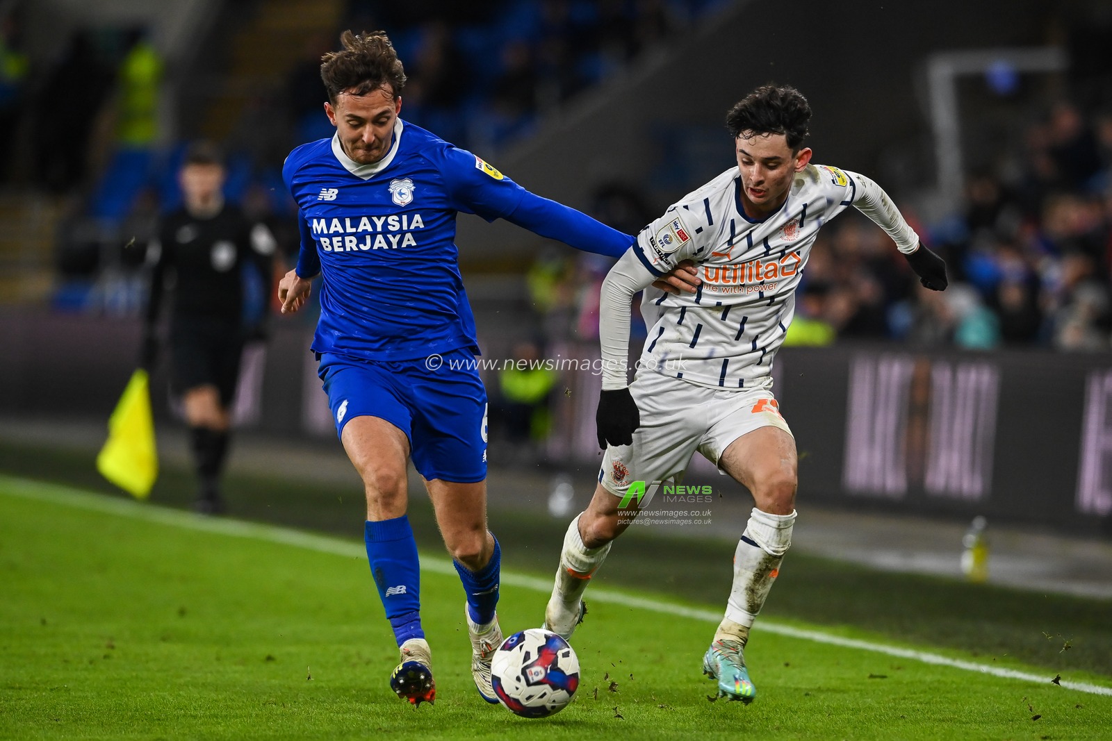 Charlie Patino #28 of Blackpool battles for the ball Ryan Wintle #6 of Cardiff City   during the Sky Bet Championship match Cardiff City vs Blackpool at Cardiff City Stadium, Cardiff, United Kingdom, 17th December 2022

(Photo by Craig Thomas/News Images)
