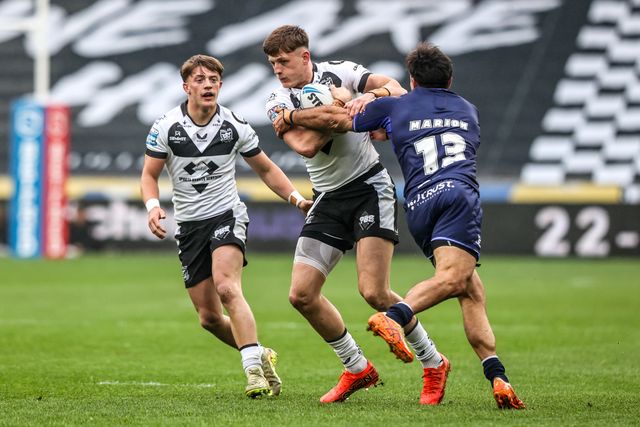 Davy Litten of Hull FC evades a tackle from Anthony Marion of Toulouse Olympique during the Betfred Super League round 10 match Hull FC vs Toulouse Olympique at MKM Stadium, Hull, United Kingdom on 03 May 2026

(Photo by Alfie Cosgrove/News Images)