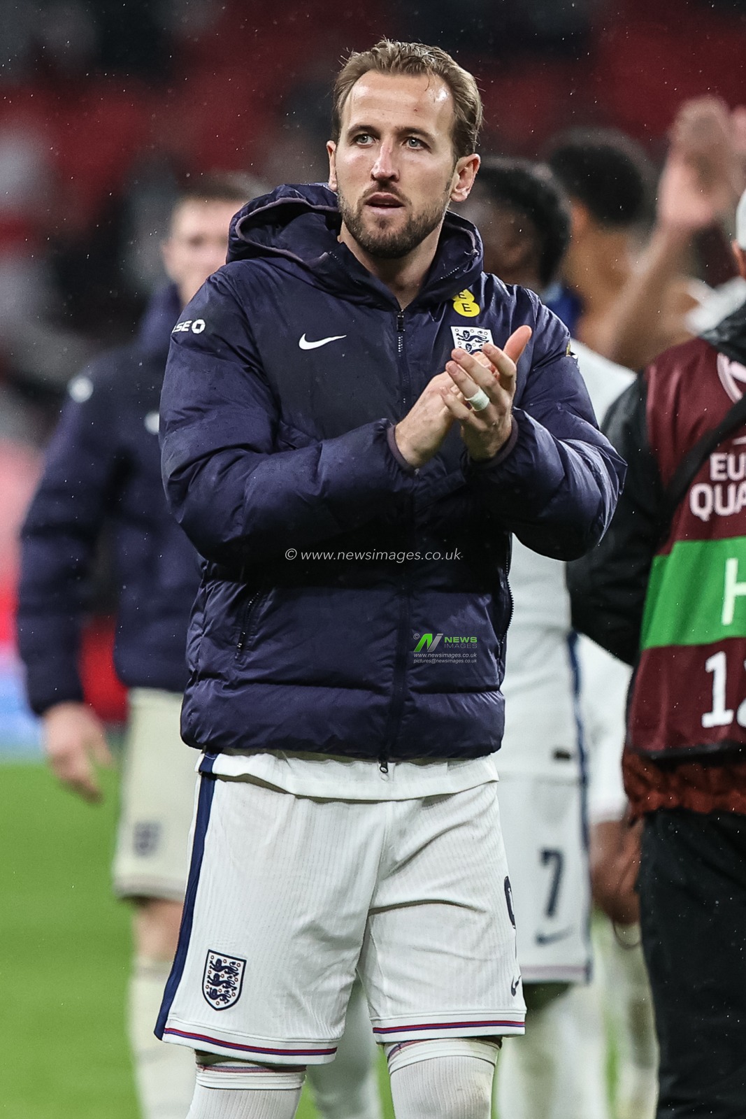 Harry Kane of England applauds the fans after the final whistle during the FIFA World Cup Qualifiers round 9 match England vs Serbia at Wembley Stadium, London, United Kingdom, 13th November 2025

(Photo by Alfie Cosgrove/News Images)

*** GER AUT SUI OUT ***