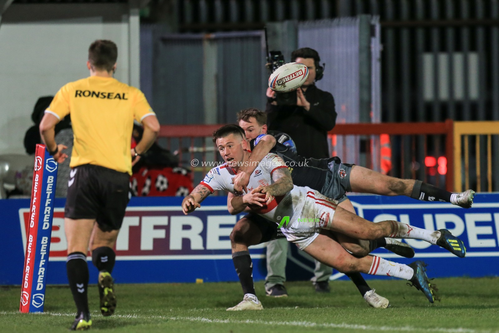 27th February 2020, Hull College Craven Park, Kingston upon Hull, England; Betfred Super League, Hull KR v Castleford Tigers : Shaun Kenny-Dowall (3) of Hull KR passes the ball before he is taken in to touch by Michael Shenton (4) of Castleford Tigers