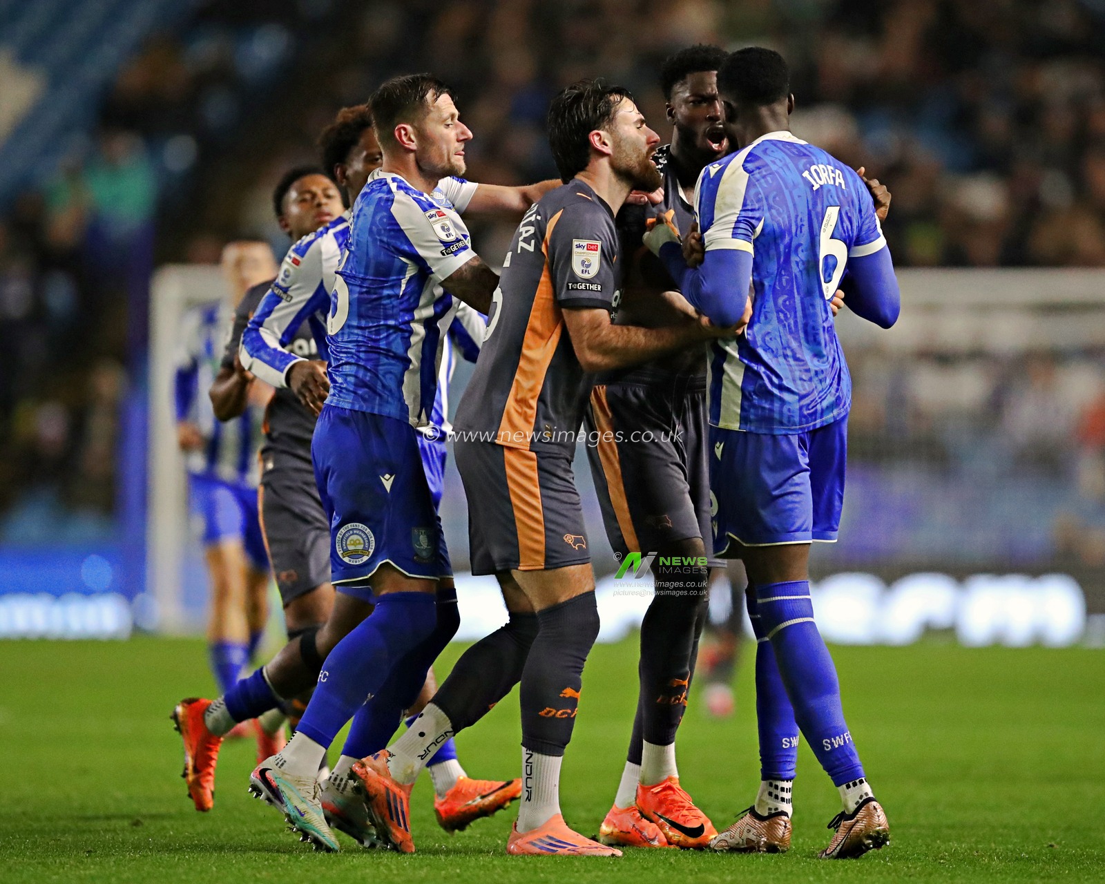 Patrick Agyemang of Derby County battles with Dominic Iorfa of Sheffield Wednesday during the Sky Bet Championship match Sheffield Wednesday vs Derby County at Hillsborough, Sheffield, United Kingdom, 15th December 2025(Photo by Sam Eaden/News Images)*** GER AUT SUI OUT ***