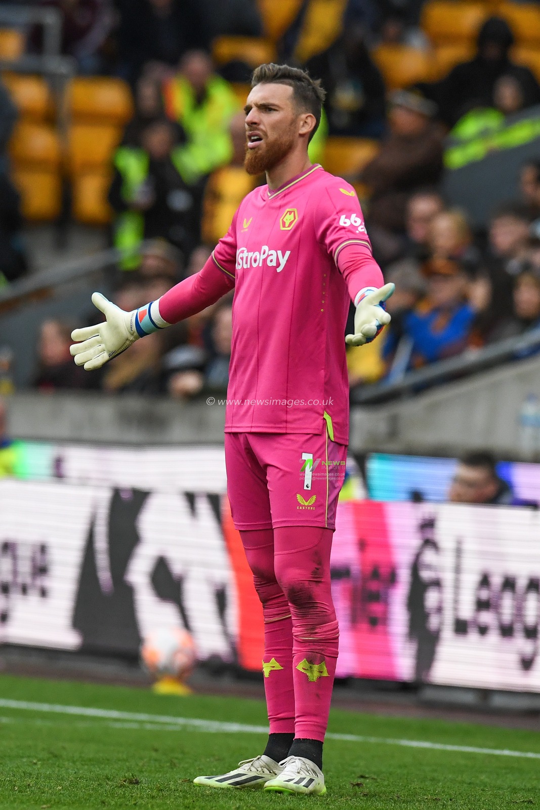 JosÃ© SÃ¡ #1 of Wolverhampton Wanderers during the Premier League match Wolverhampton Wanderers vs Manchester City at Molineux, Wolverhampton, United Kingdom, 30th September 2023

(Photo by Mike Jones/News Images)