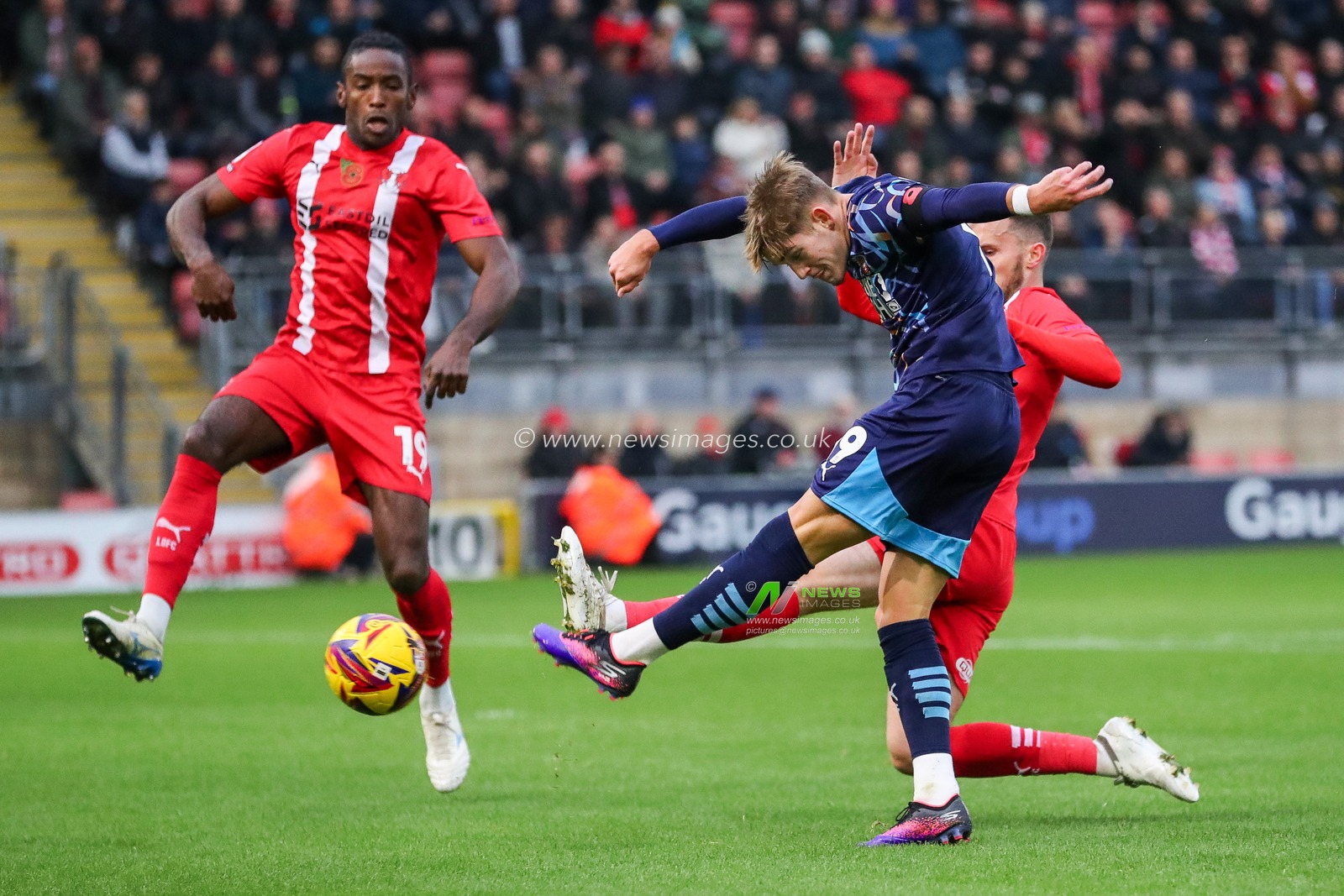 Dom Ballard of Blackpool shoots during the Sky Bet League 1 match Leyton Orient vs Blackpool at Gaughan Group Stadium, London, United Kingdom, 9th November 2024

(Photo by Izzy Poles/News Images)