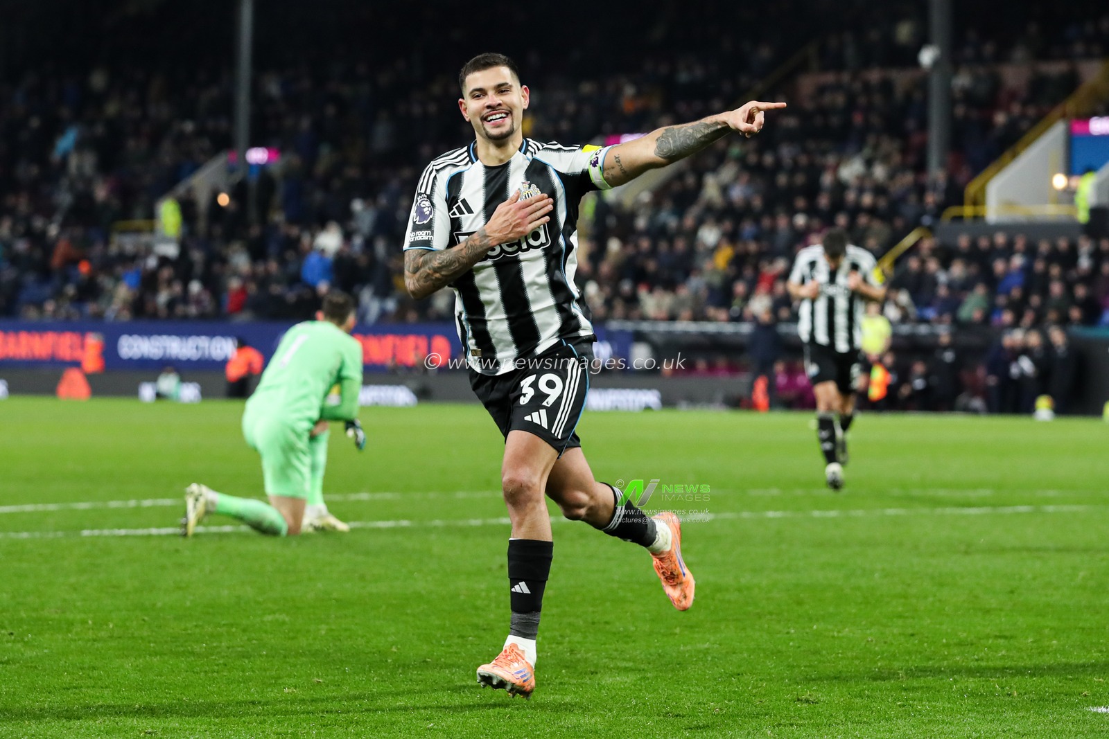 Bruno Guimaraes of Newcastle United scores and celebrates to make it 1-3 during the Premier League match Burnley vs Newcastle United at Turf Moor, Burnley, United Kingdom, 30th December 2025

(Photo by Jorge Horsted/News Images)

*** GER AUT SUI OUT ***