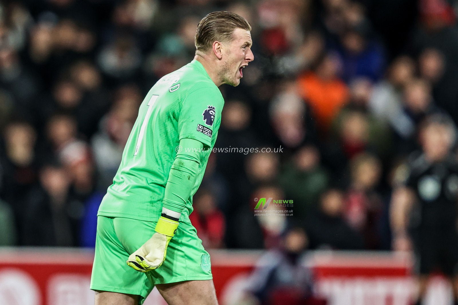 Everton goalkeeper Jordan Pickford gives his team instructions during the Premier League match Nottingham Forest vs Everton at City Ground, Nottingham, United Kingdom, 30th December 2025

(Photo by Alfie Cosgrove/News Images)

*** GER AUT SUI OUT ***