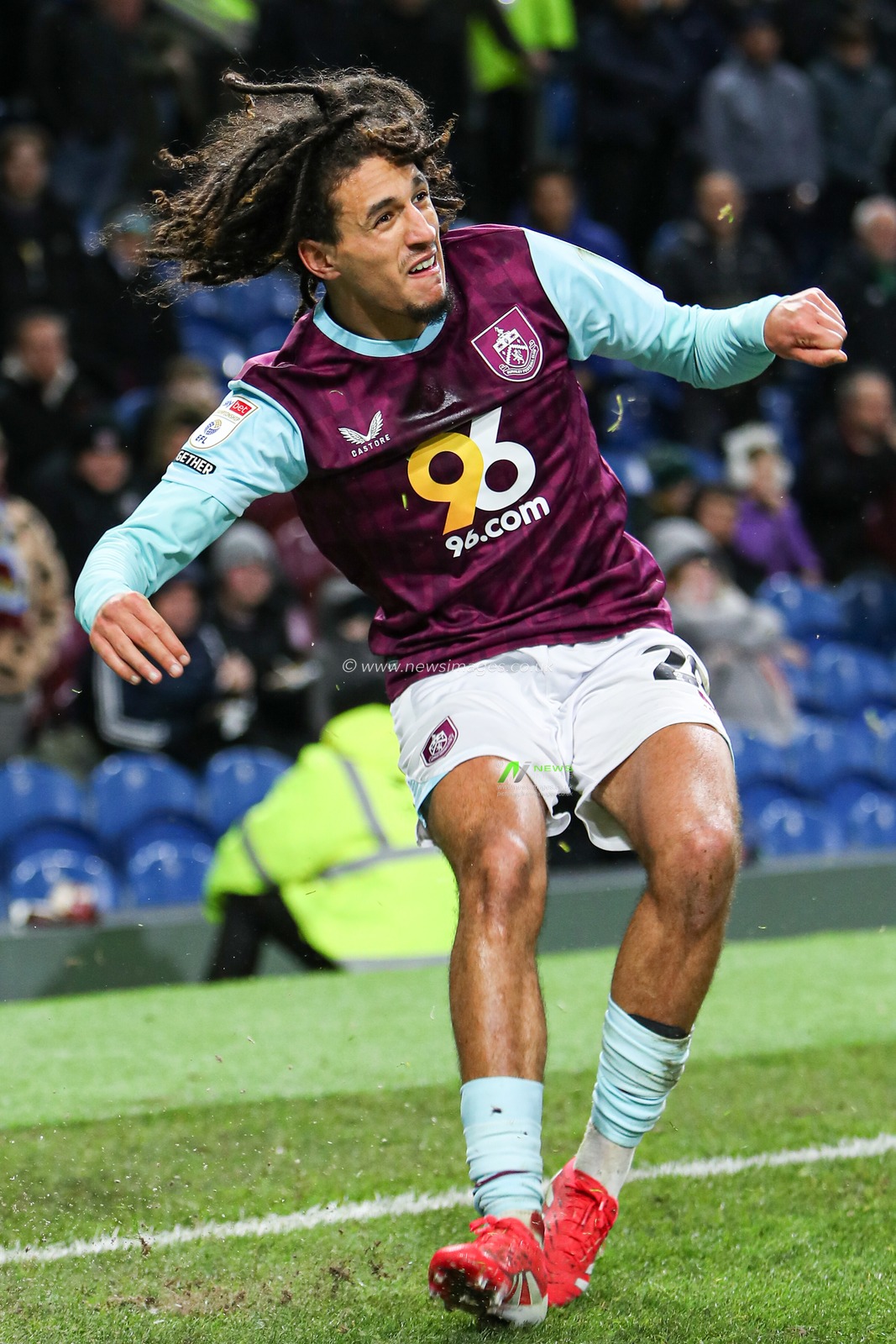 Hannibal Mejbri of Burnley crossing the ball in from a corner kick during the Sky Bet Championship match Burnley vs Hull City at Turf Moor, Burnley, United Kingdom, 12th February 2025

(Photo by Jorge Horsted/News Images)