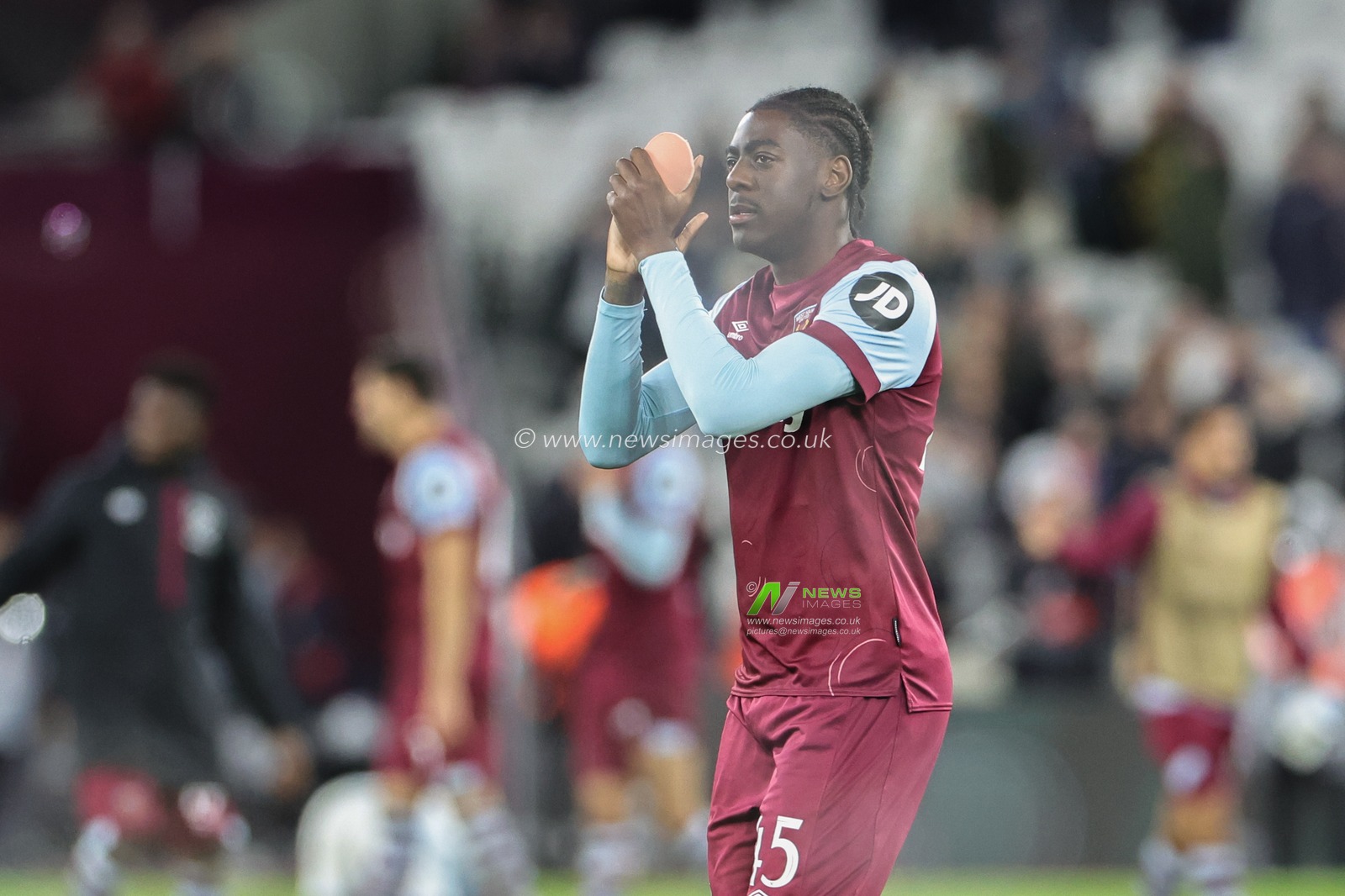 Divin Mubama #45 of West Ham United applauds the fans during the UEFA Europa League match West Ham United vs Olympiakos FC at London Stadium, London, United Kingdom, 9th November 2023

(Photo by Mark Cosgrove/News Images)