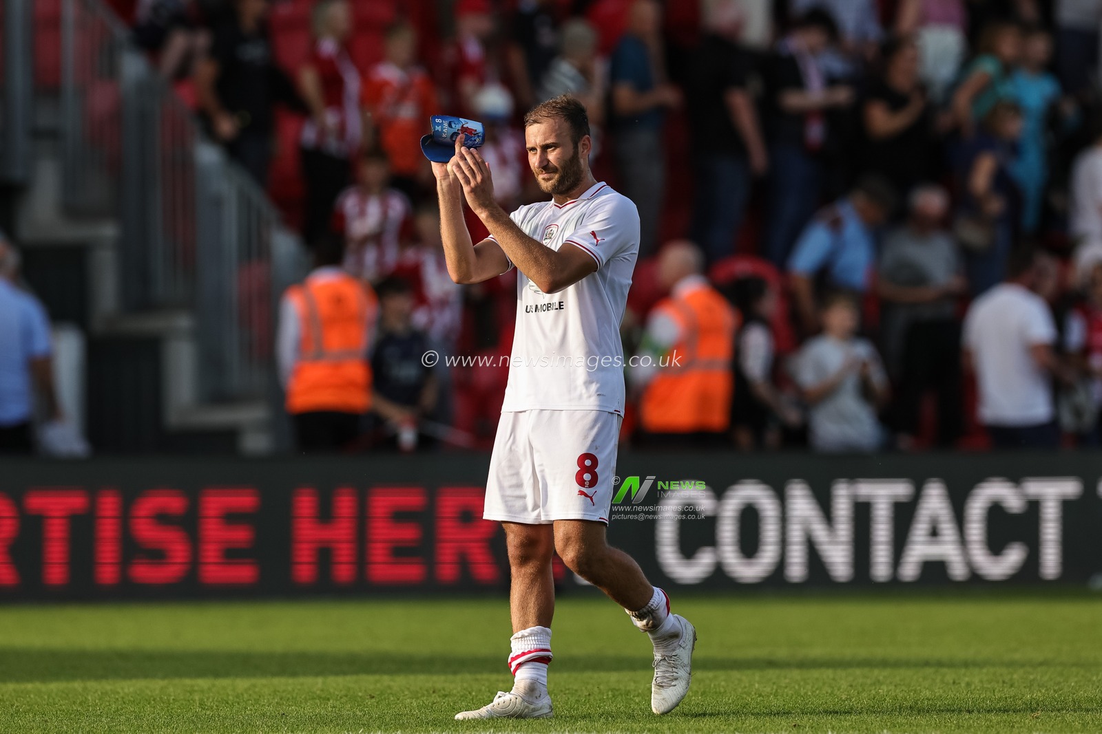 Herbie Kane #8 of Barnsley applauds the traveling fans after Barnsley win 0-1 during the Sky Bet League 1 match Exeter City vs Barnsley at St James' Park, Exeter, United Kingdom, 7th October 2023

(Photo by Mark Cosgrove/News Images)