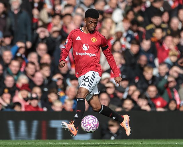 Amad Diallo of Manchester United breaks with the ball during the Premier League match Manchester United vs Sunderland at Old Trafford, Manchester, United Kingdom, 4th October 2025

(Photo by Mark Cosgrove/News Images)