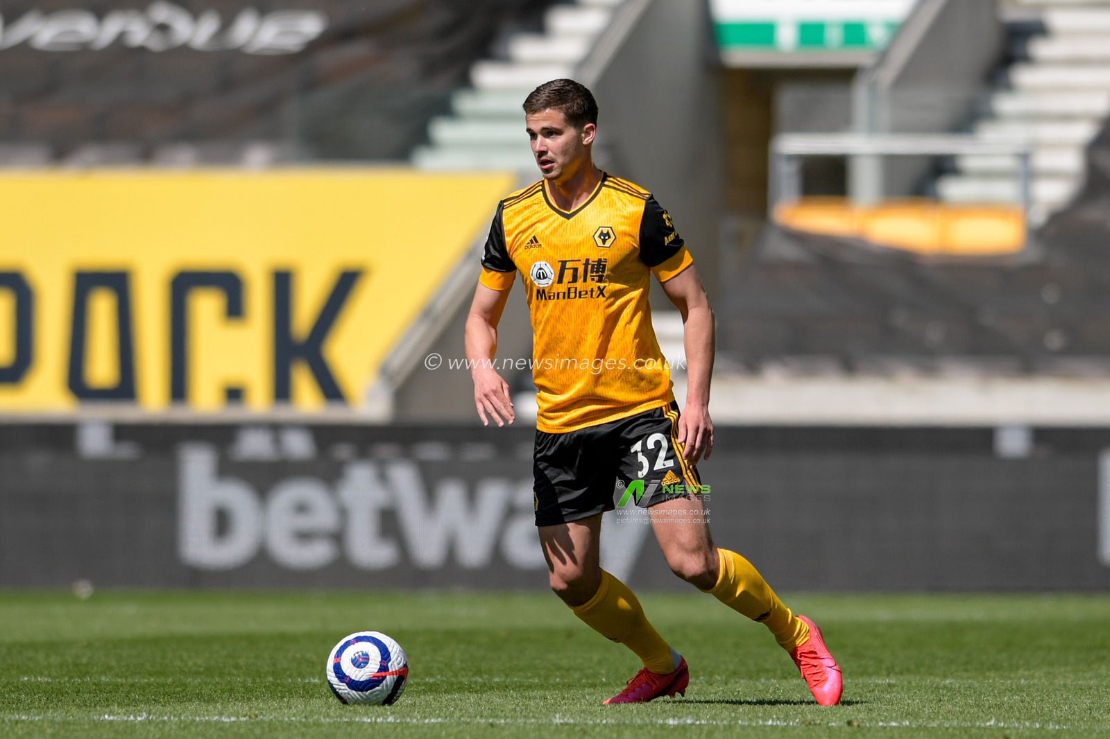 Leander Dendoncker #32 of Wolverhampton Wanderers with the ball