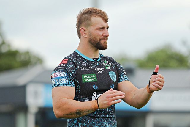 Matt Davis of Leigh Leopards applauds the fans after the Betfred Super League Round 14 match Wakefield Trinity vs Leigh Leopards at DIY Kitchens Stadium, Wakefield, United Kingdom, 15th June 2025(Photo by Sam Eaden/News Images)
