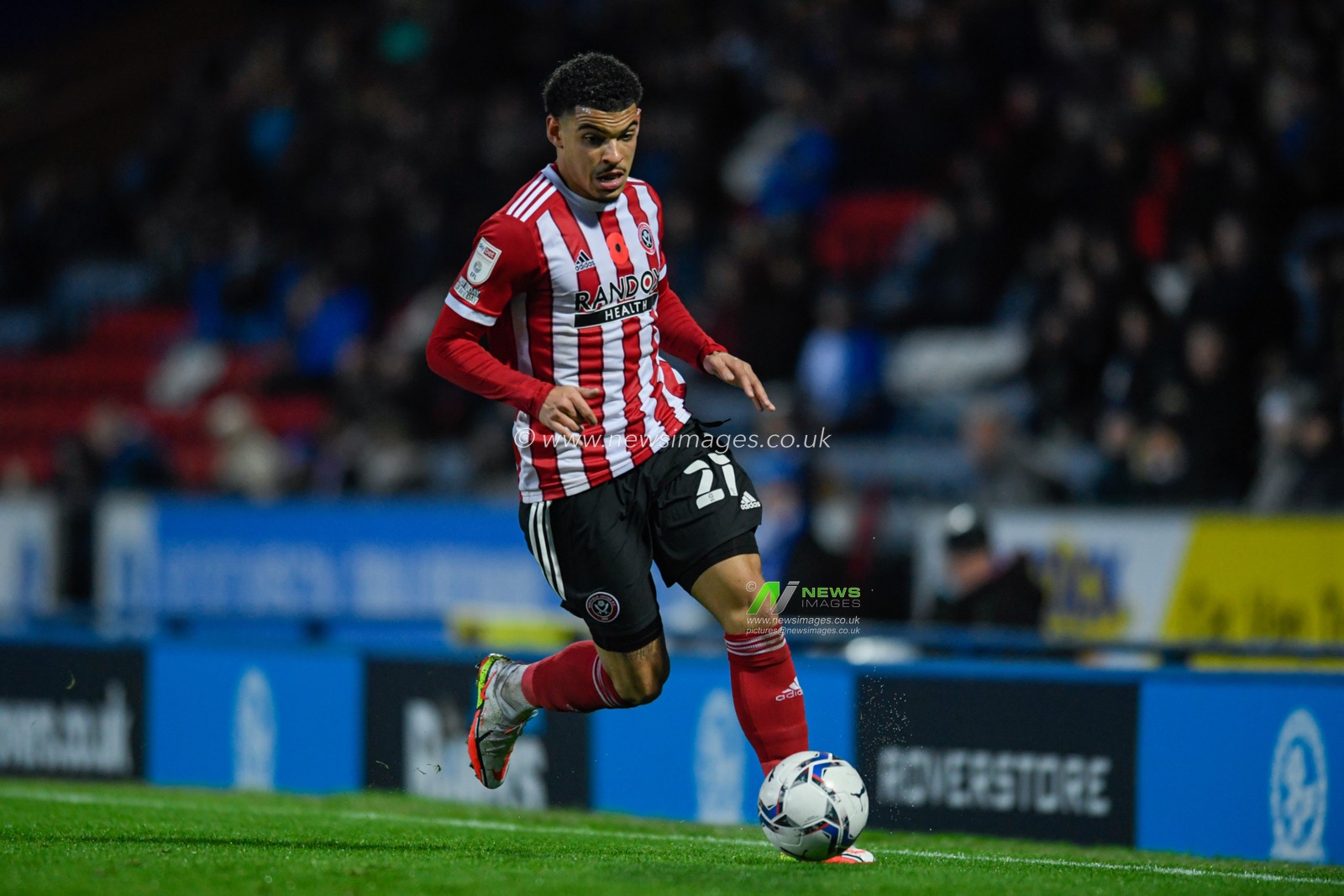 Morgan Gibbs-White #27 of Sheffield United runs down the wing with the ball