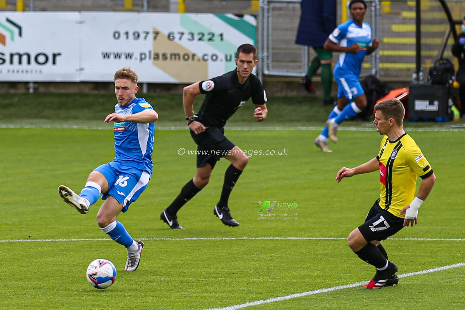 Tom Beadling (16) of Barrow passes the ball