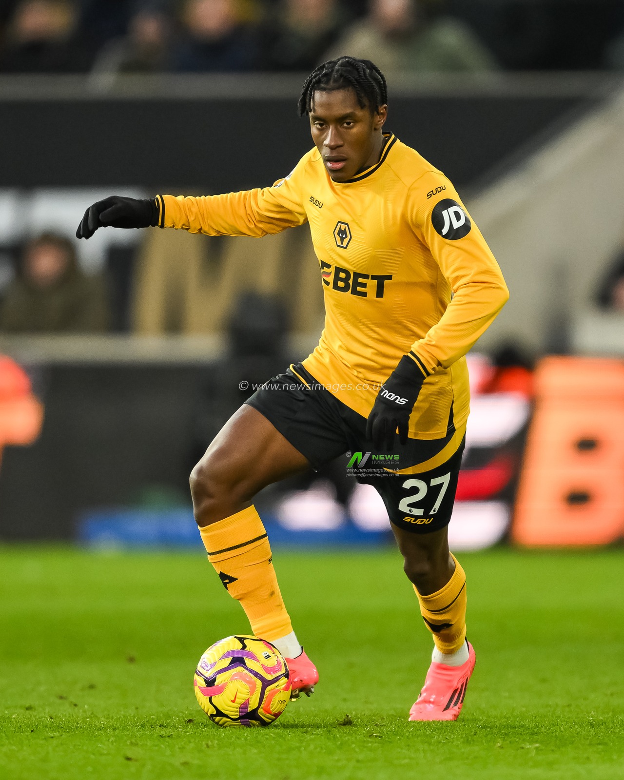 Jean-Ricner Bellegarde of Wolverhampton Wanderers makes a break with the ball during the Premier League match Wolverhampton Wanderers vs Arsenal at Molineux, Wolverhampton, United Kingdom, 25th January 2025

(Photo by Craig Thomas/News Images)