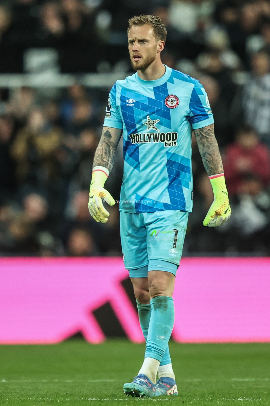 Mark Flekken of Brentford during the Premier League match Newcastle United vs Brentford at St. James's Park, Newcastle, United Kingdom, 2nd April 2025

(Photo by Alfie Cosgrove/News Images)