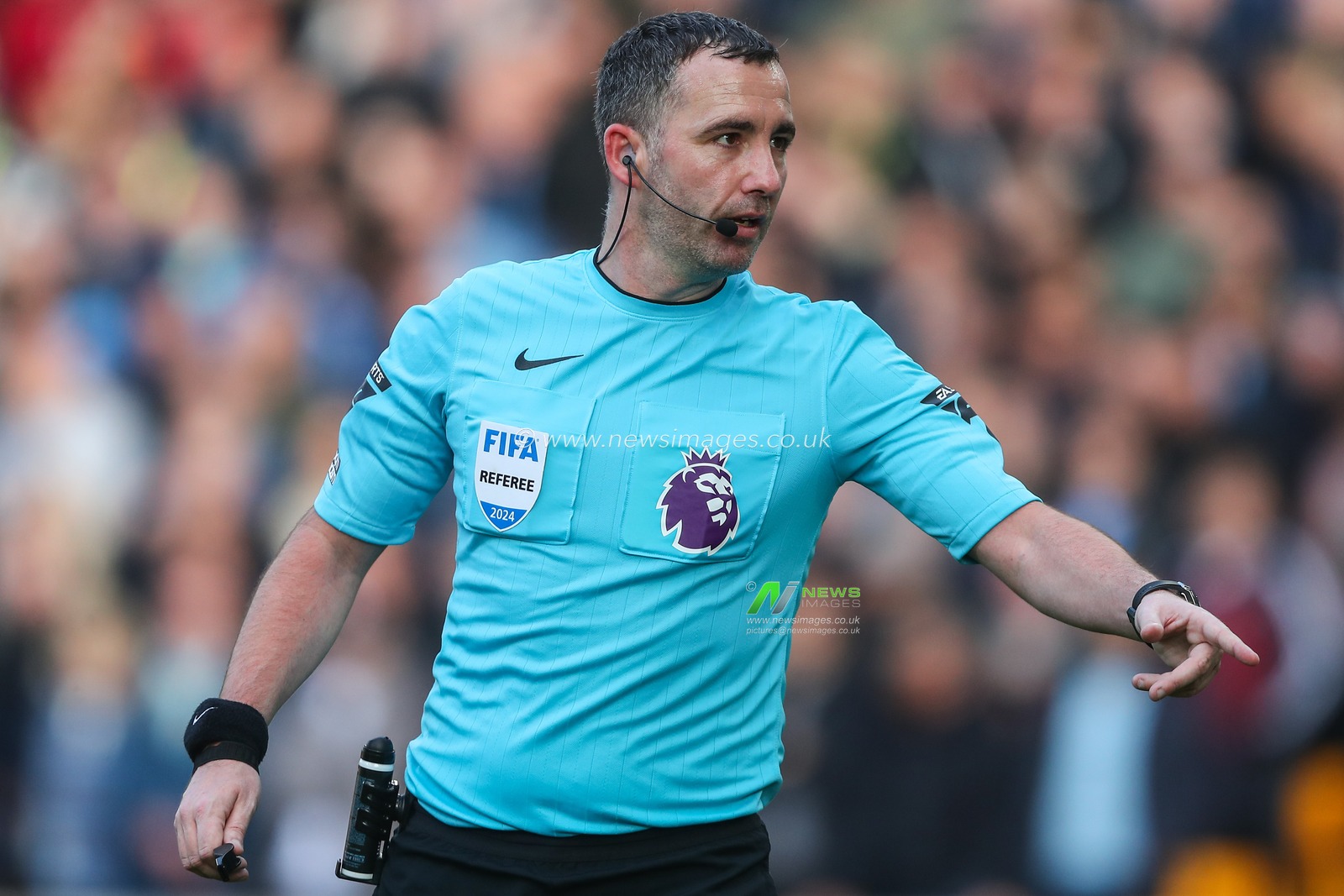 Referee Chris Kavanagh during the Premier League match Wolverhampton Wanderers vs Manchester City at Molineux, Wolverhampton, United Kingdom, 20th October 2024

(Photo by Gareth Evans/News Images)