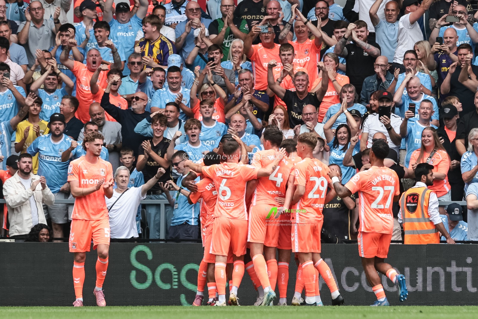 Haji Wright of Coventry City celebrates his goal to make it 1-2 with team mates and the fans Haji Wright of Coventry City scores a penalty to make it 1-2 during the Sky Bet Championship match Derby County vs Coventry City at Pride Park Stadium, Derby, United Kingdom, 16th August 2025

(Photo by Mark Cosgrove/News Images)