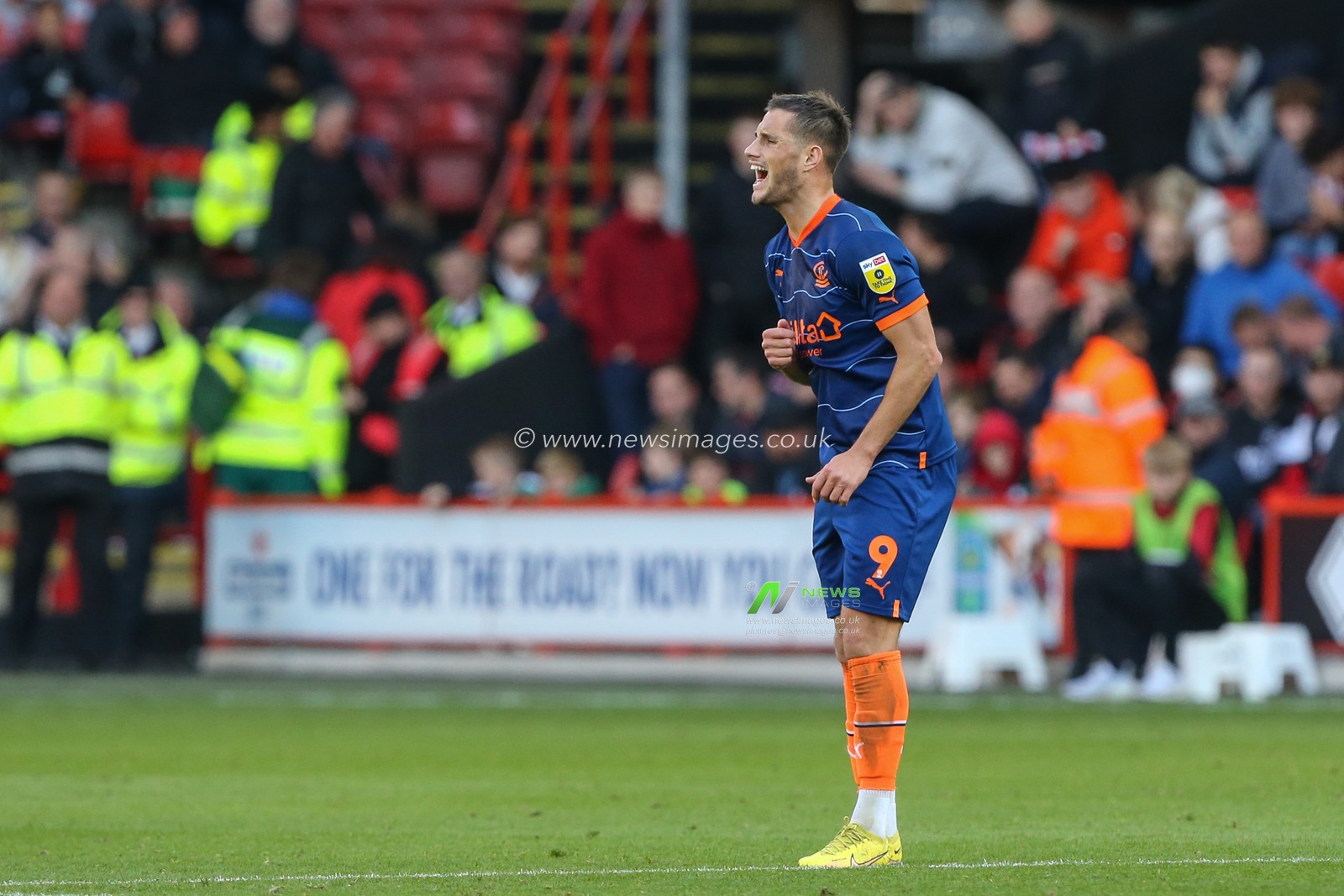 Jerry Yates #9 of Blackpool shouts instructions to his team mates after scoring to make it 2-1 during the Sky Bet Championship match Sheffield United vs Blackpool at Bramall Lane, Sheffield, United Kingdom, 15th October 2022

(Photo by Arron Gent/News Images)