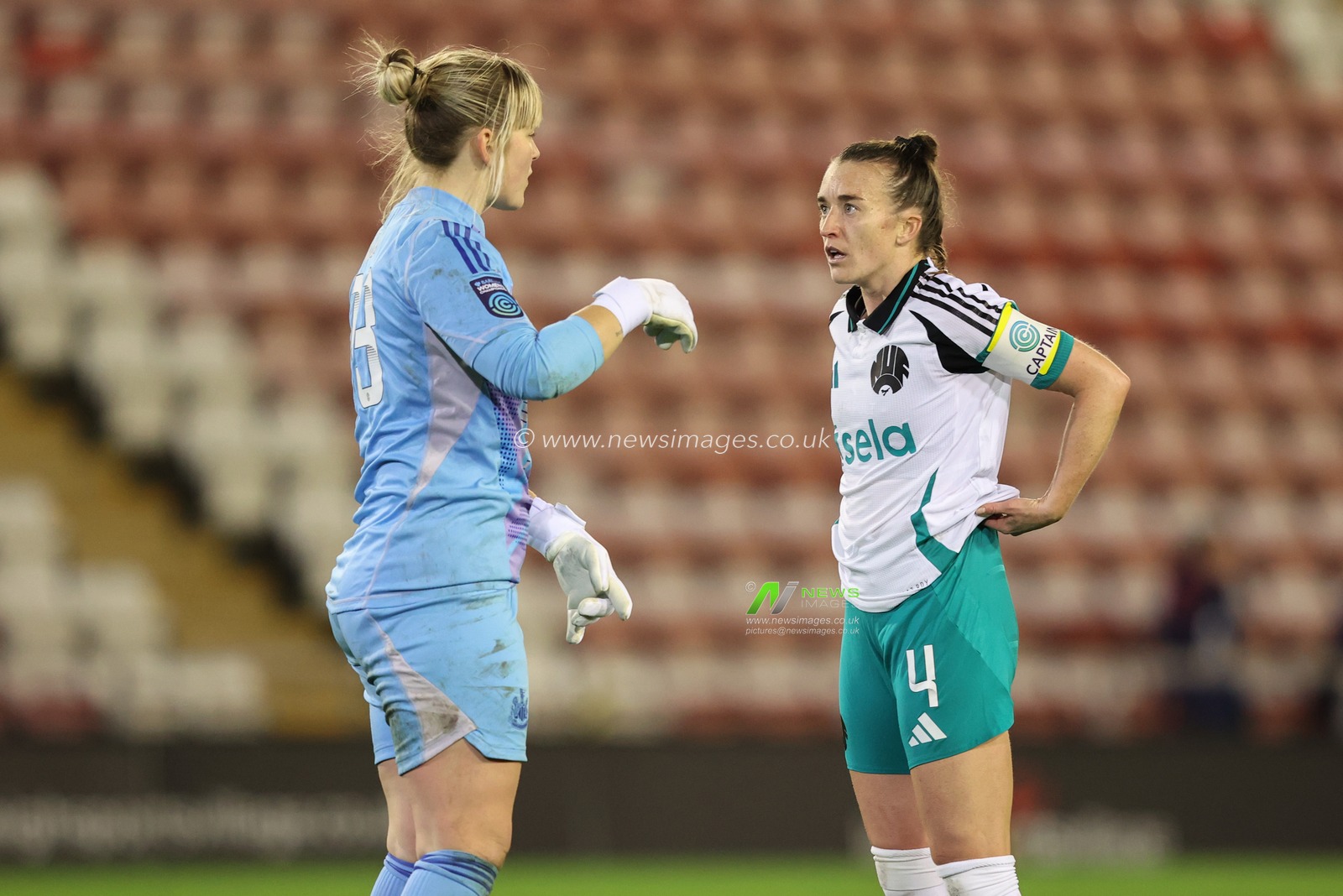 Claudia Moan of Newcastle gives instructions to Amber-Keegan Stobbs of Newcastle during the Women's League Cup - Group Stage - Group A Manchester United Women v Newcastle United women at Leigh Sports Village, Leigh, United Kingdom, 11th December 2024

(Photo by Alfie Cosgrove/News Images)