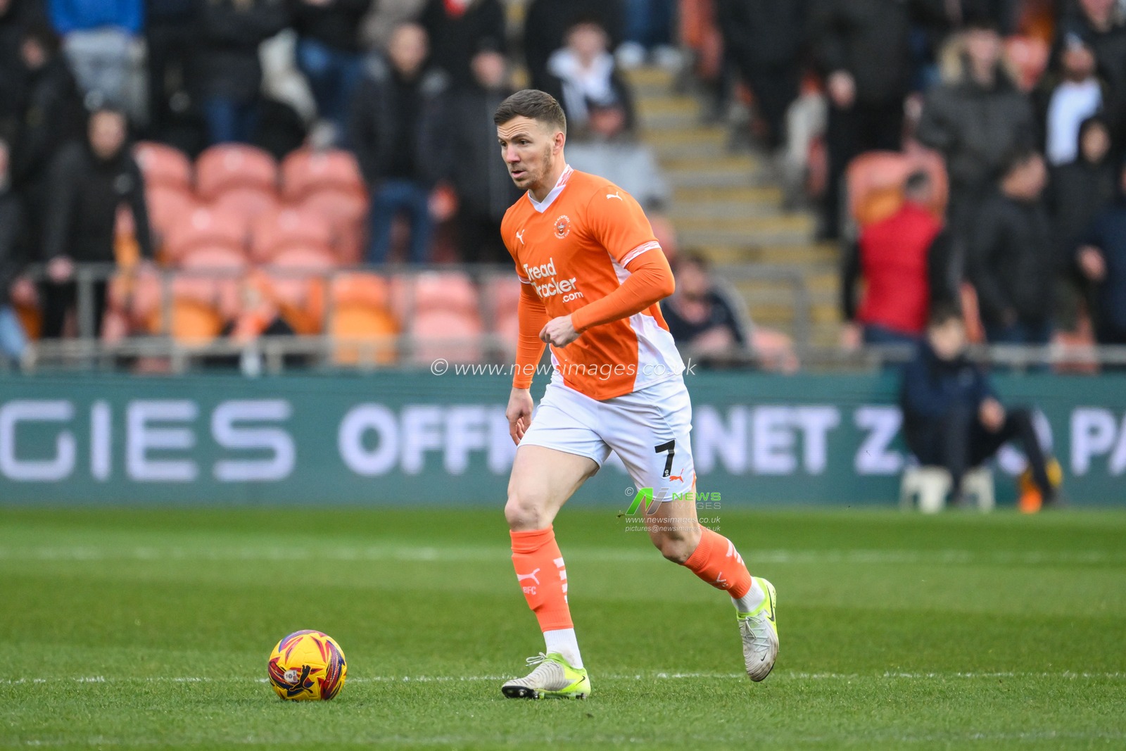 Lee Evans of Blackpool makes a break with the ball during the Sky Bet League 1 match Blackpool vs Stevenage at Bloomfield Road, Blackpool, United Kingdom, 21st December 2024

(Photo by Craig Thomas/News Images)