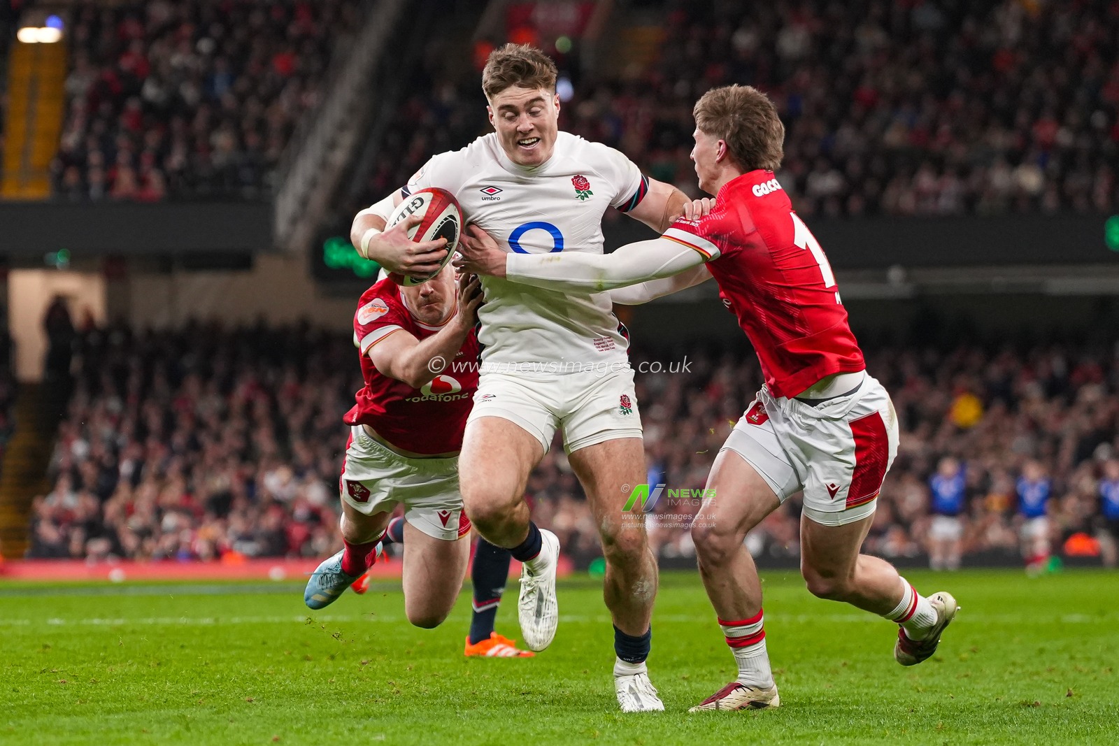 Tommy Freeman of England makes a break during the 2025 Guinness 6 Nations match Wales vs England at Principality Stadium, Cardiff, United Kingdom, 15th March 2025

(Photo by Andrew Lewis/News Images)