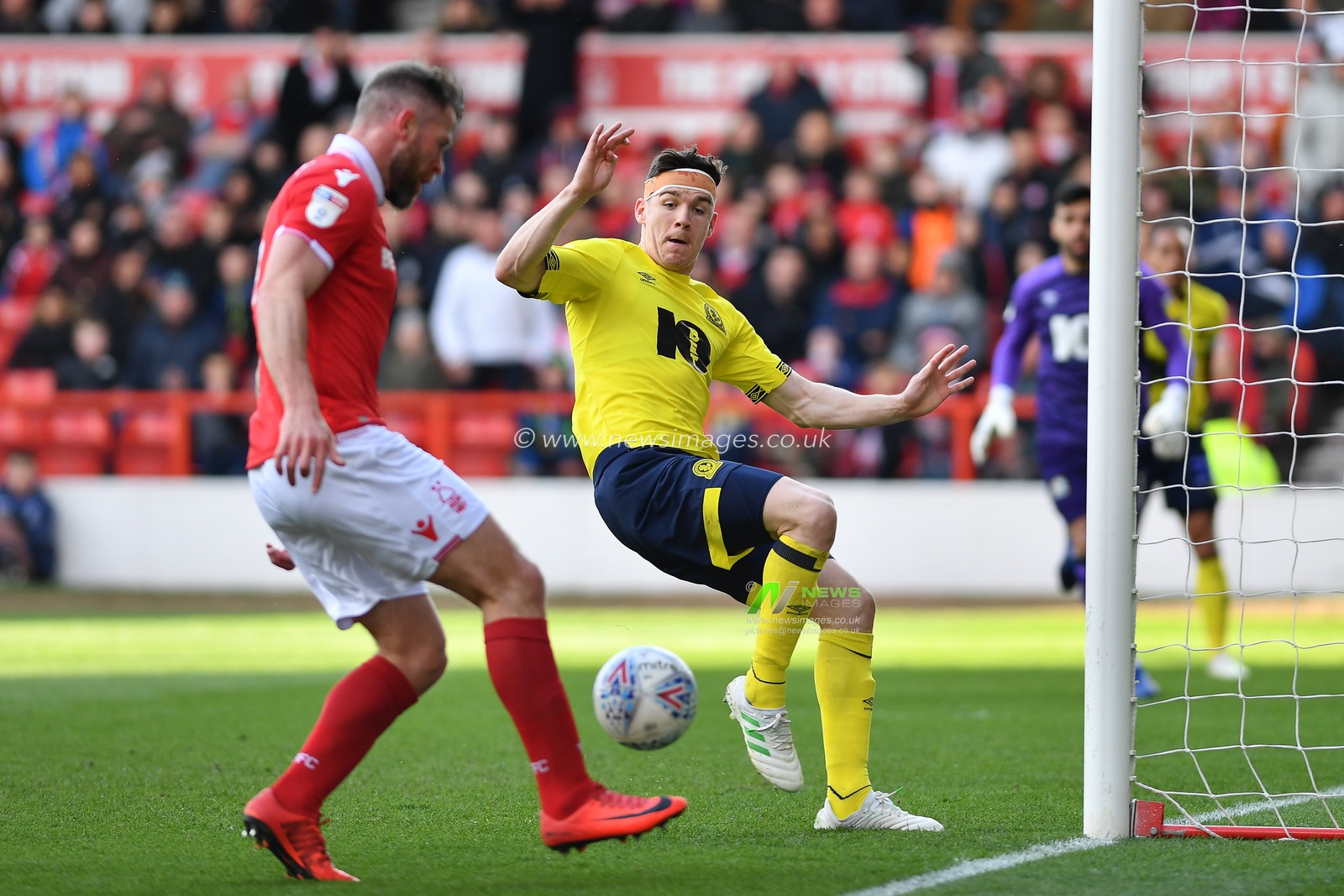13th April 2019, City Ground, Nottingham, England ; Sky Bet Championship, Nottingham Forest vs Blackburn Rovers : Darragh Lenihan (26) of Blackburn blocks an attempt at goal by Daryl Murphy (9) of Nottingham Forest 

Credit: Jon Hobley/News Images

English Football League images are subject to DataCo Licence