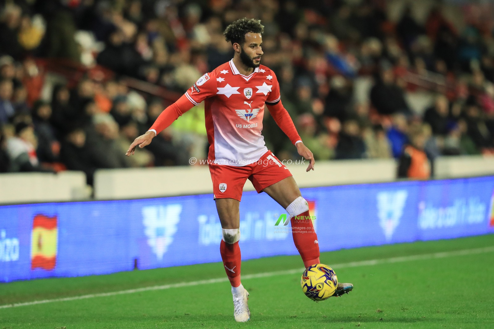 Barry Cotter #17 of Barnsley controls the ball during the Sky Bet League 1 match Barnsley vs Wycombe Wanderers at Oakwell, Barnsley, United Kingdom, 28th November 2023

(Photo by Alfie Cosgrove/News Images)