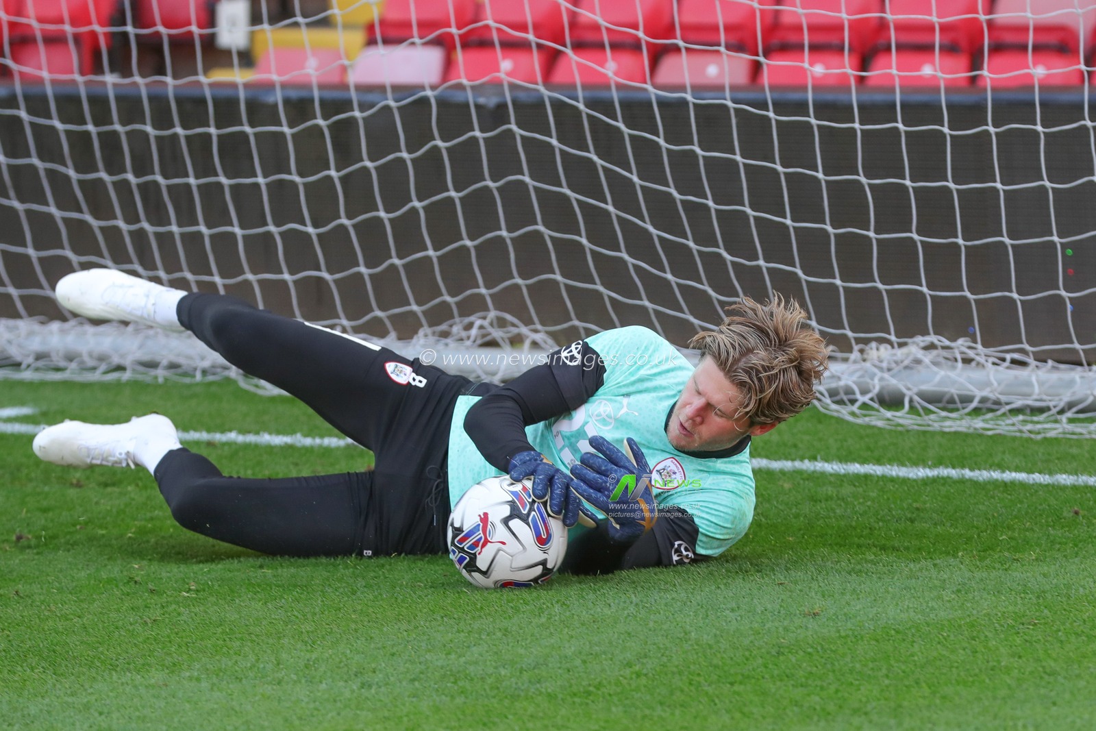 Ben Killip #23 of Barnsley in the pregame warmup session during the Pre-season friendly match Barnsley vs Crewe Alexandra at Oakwell, Barnsley, United Kingdom, 29th July 2023

(Photo by Alfie Cosgrove/News Images)